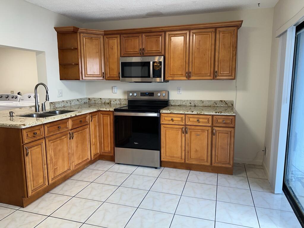 FAMILY TOWNHOUSES OF THE LAKES - Residential Lease