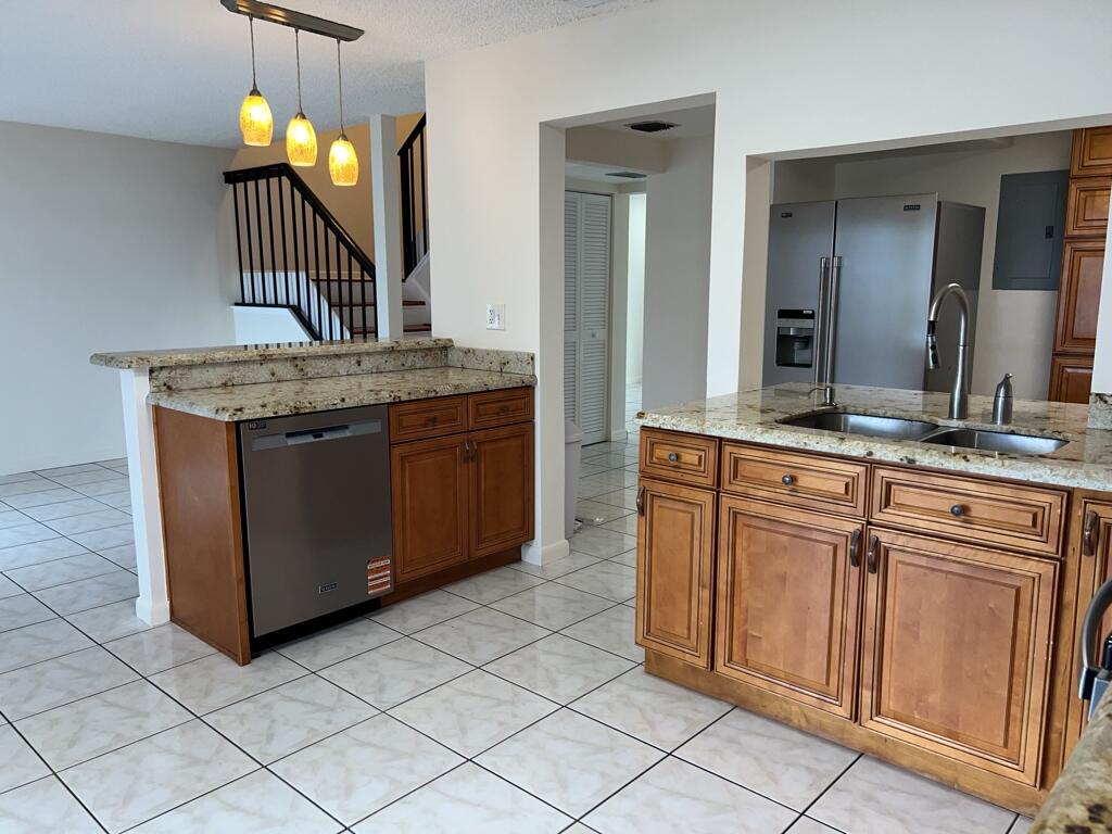 FAMILY TOWNHOUSES OF THE LAKES - Residential Lease