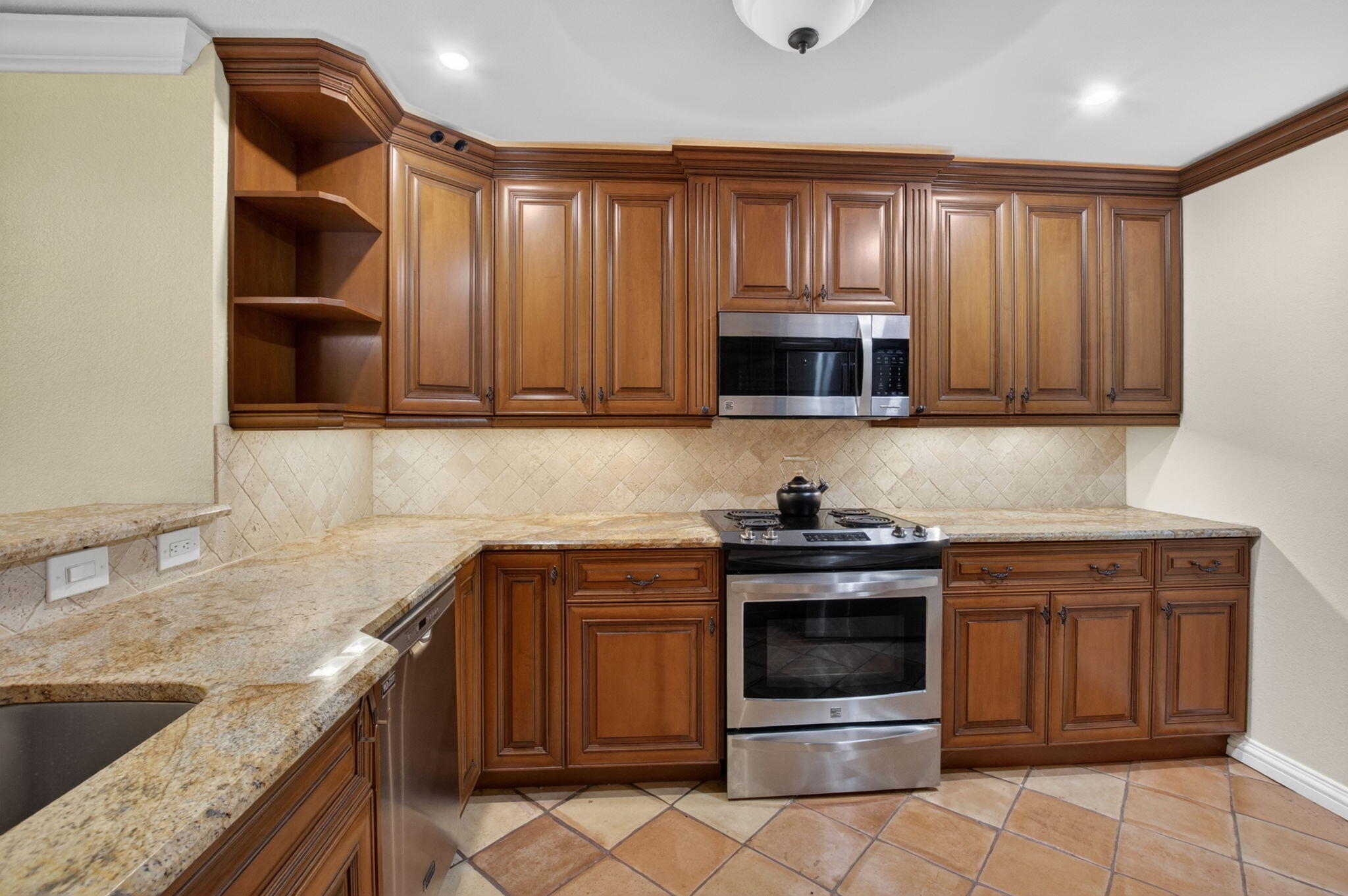 HIDDEN BANYAN CONDO - Residential