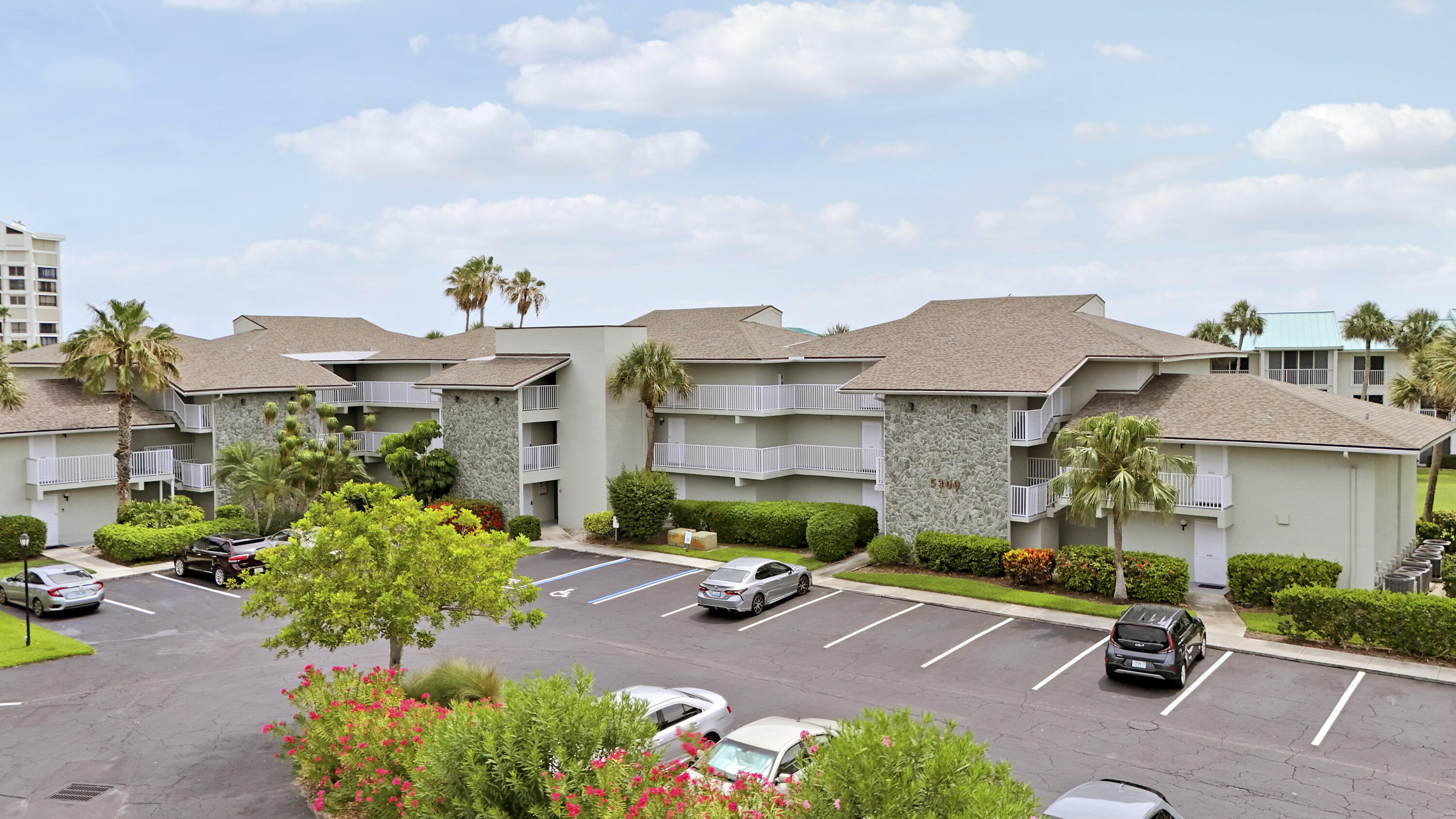 GOLF VILLAS - Residential