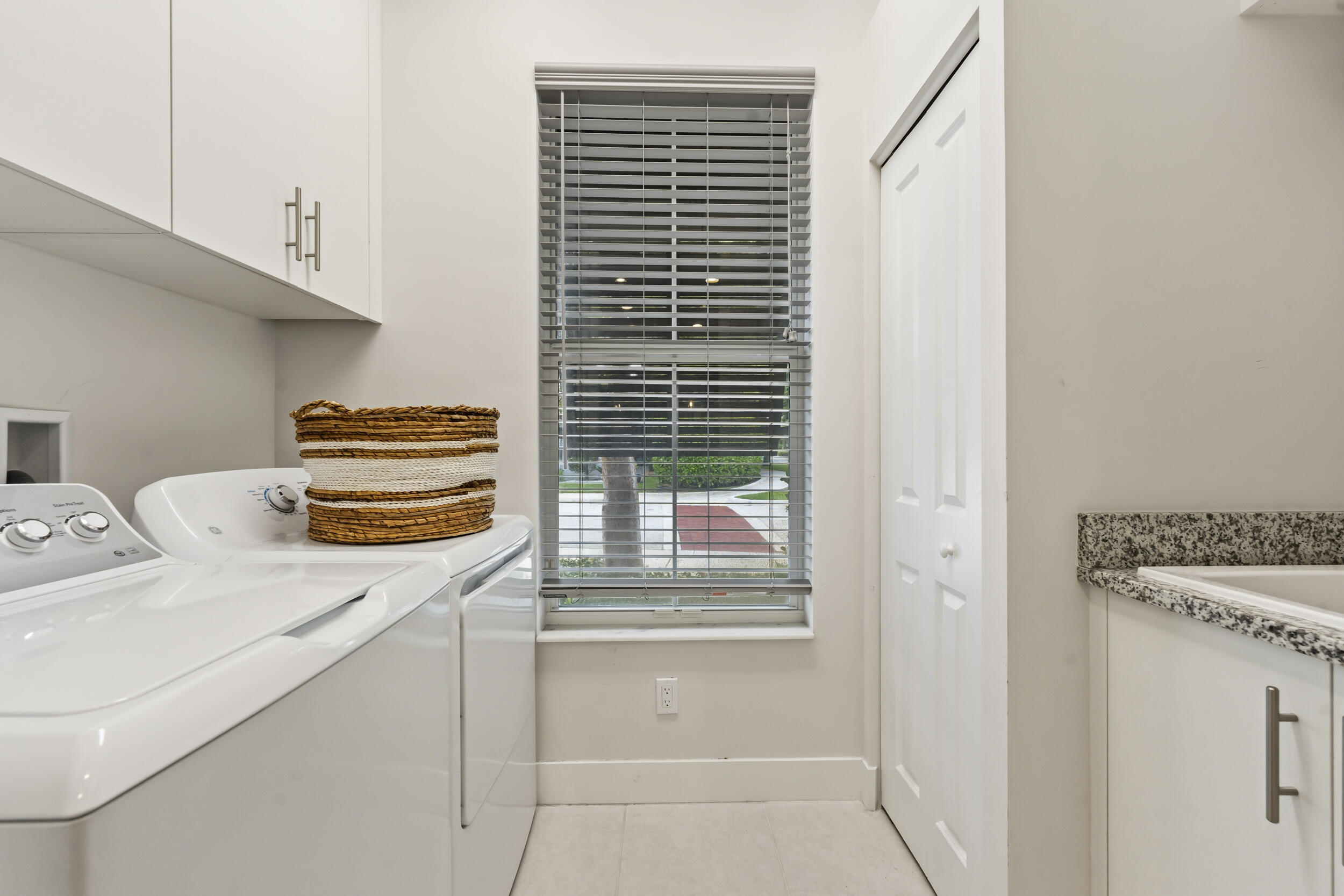 POINTE MIDTOWN - Residential