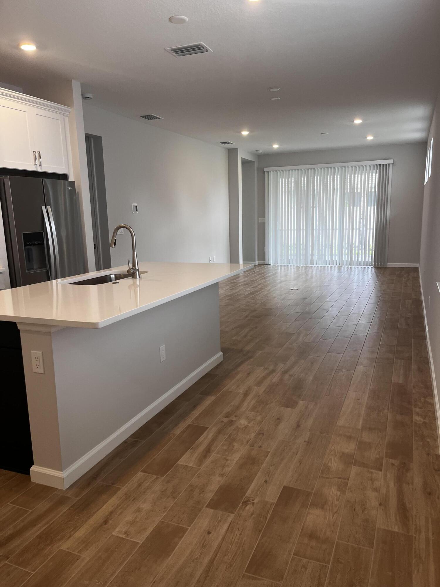 HARBOR ISLE PHASE 1 - Residential Lease