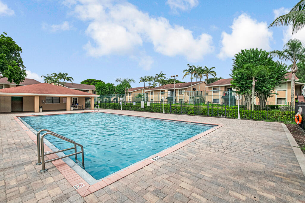 LAURELS AT SHERWOOD CONDO - Residential