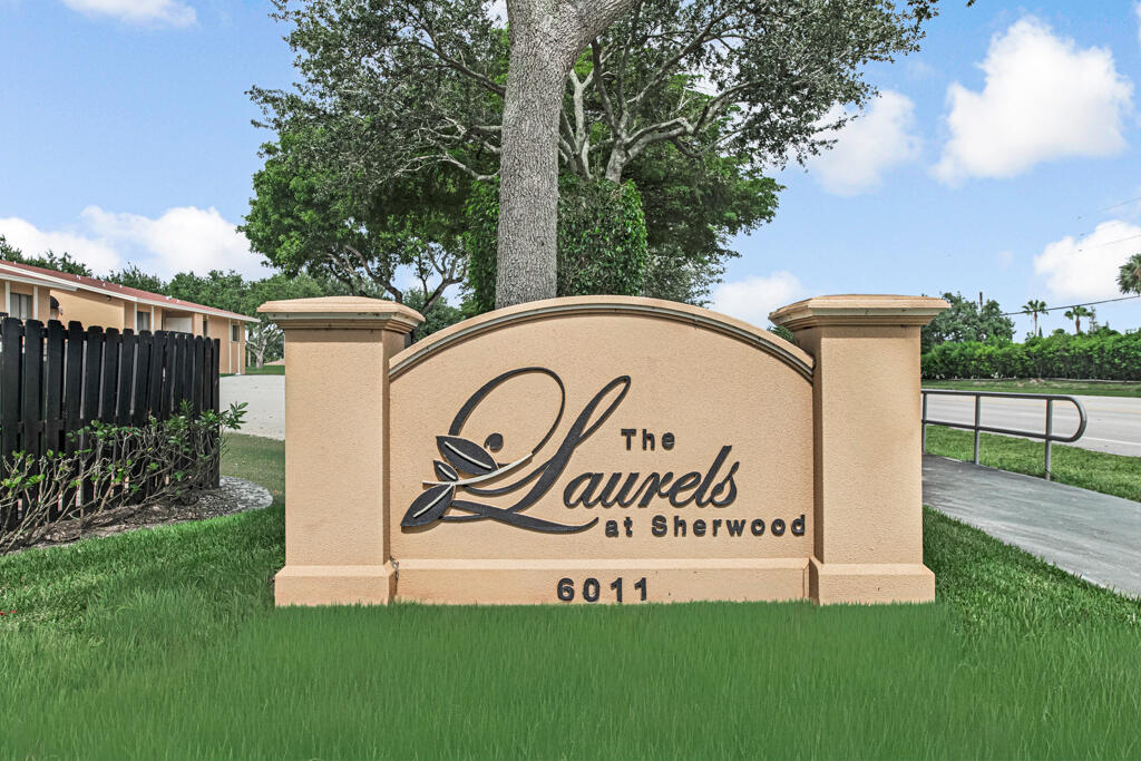 LAURELS AT SHERWOOD CONDO - Residential