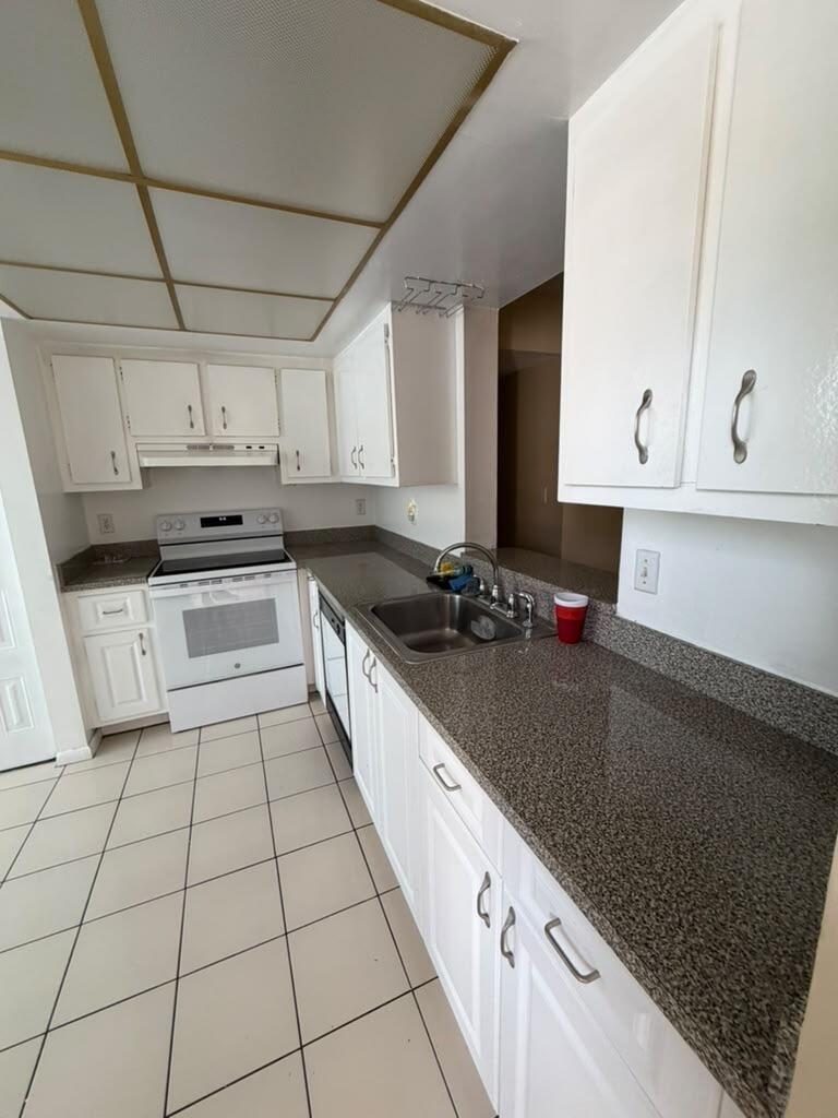4 OF PALM SPRINGS 1 CONDO - Residential Lease