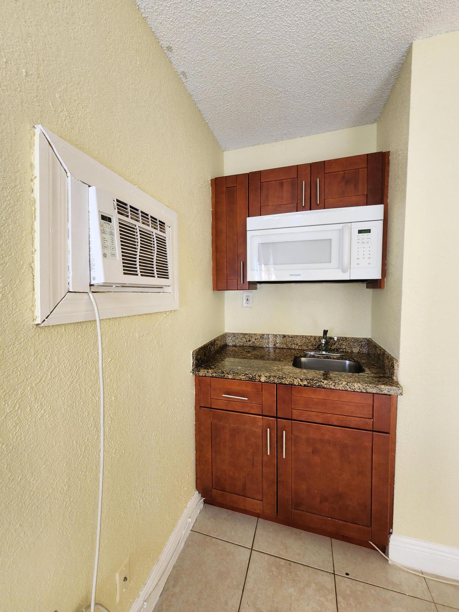 ELLAS LITTLE ACRES - Residential Lease