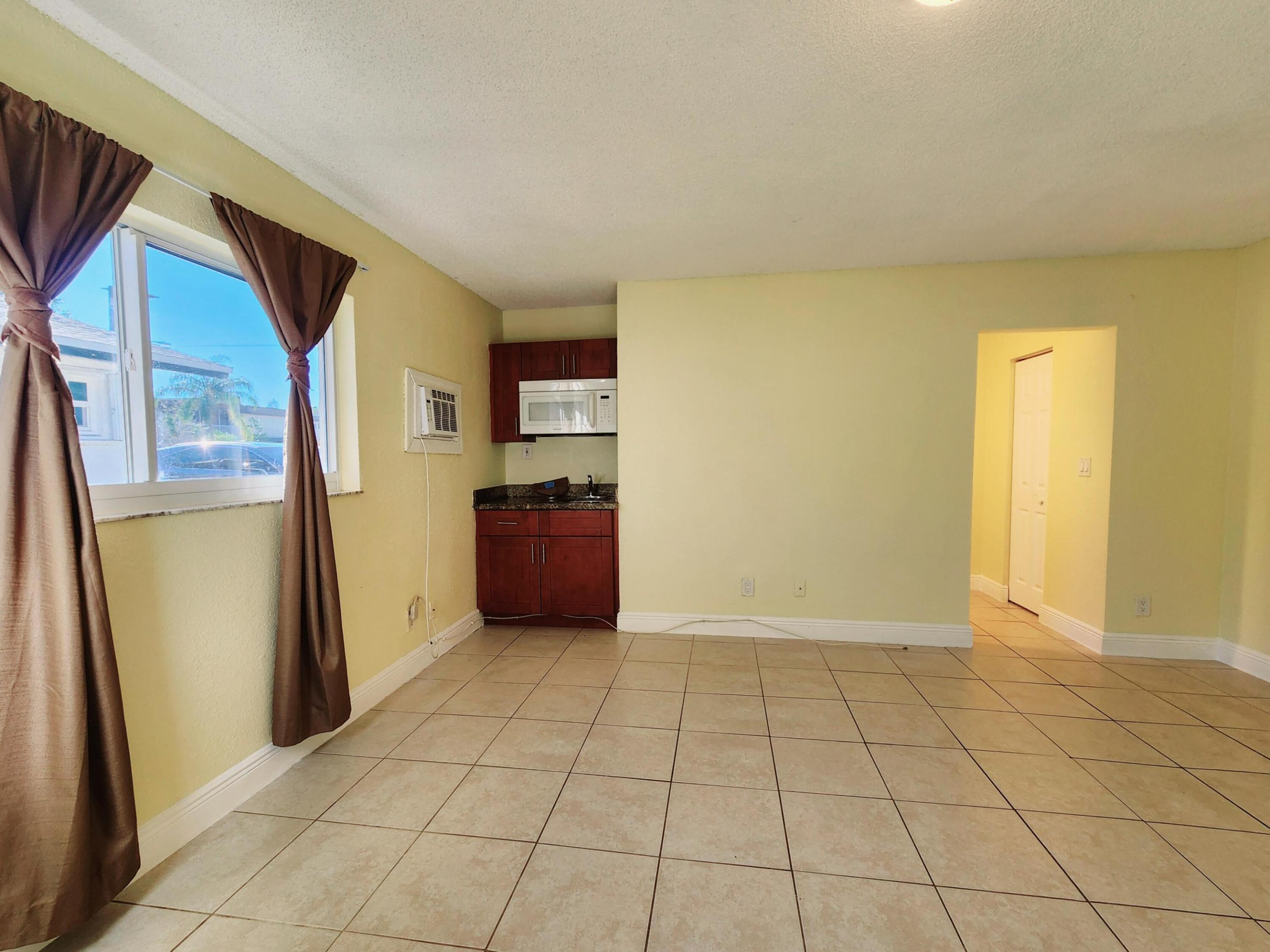 ELLAS LITTLE ACRES - Residential Lease