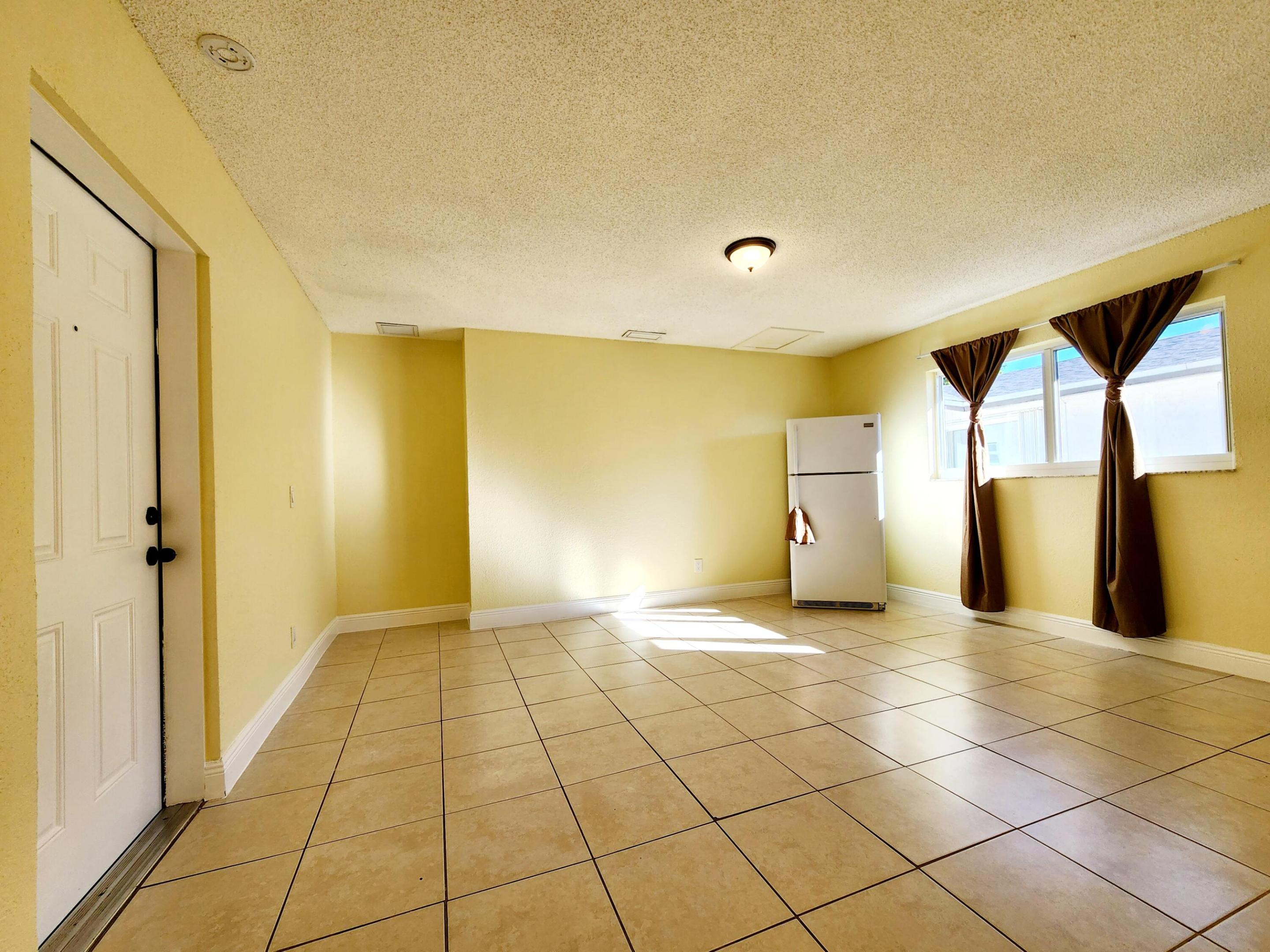 ELLAS LITTLE ACRES - Residential Lease