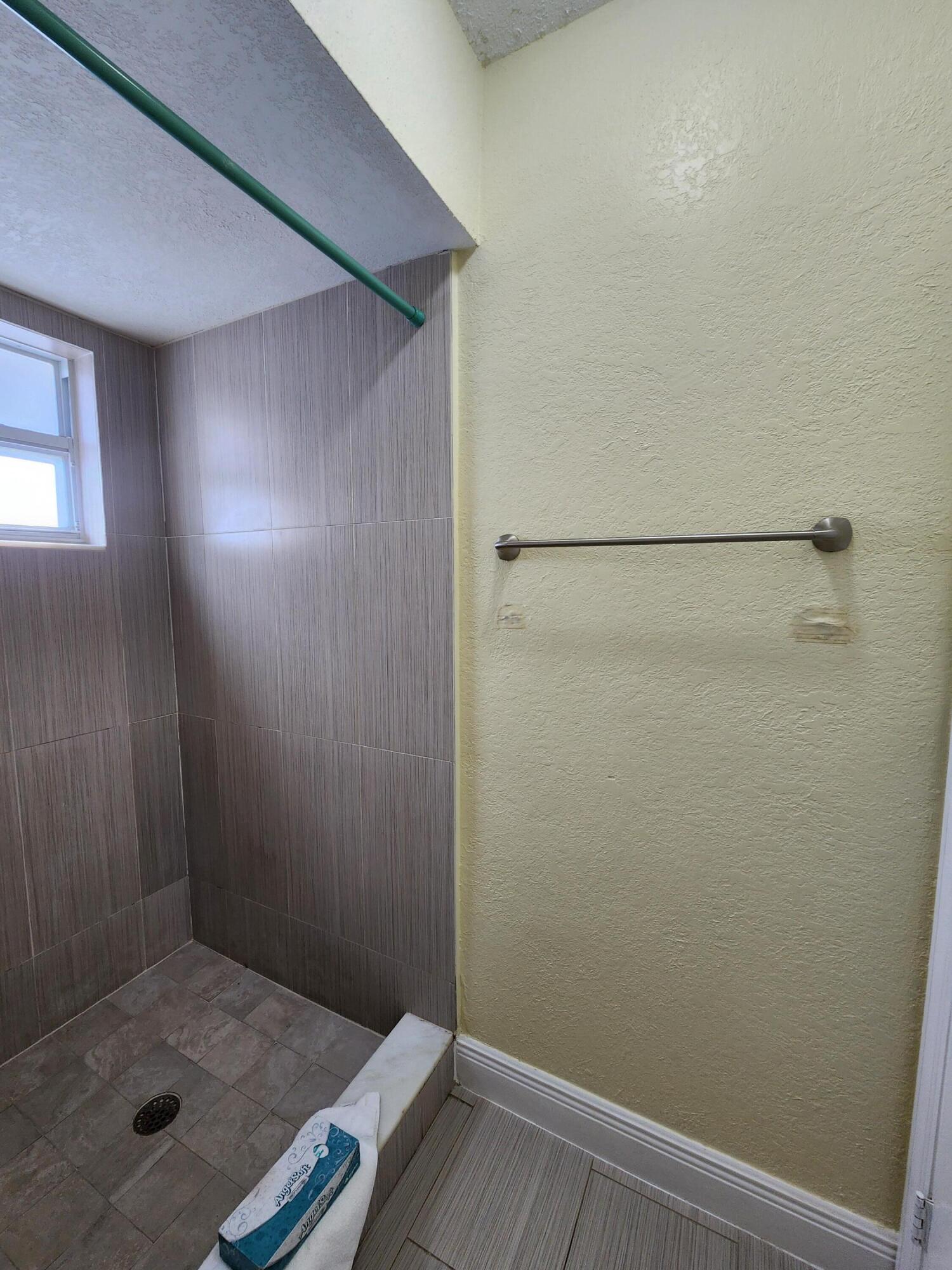 ELLAS LITTLE ACRES - Residential Lease