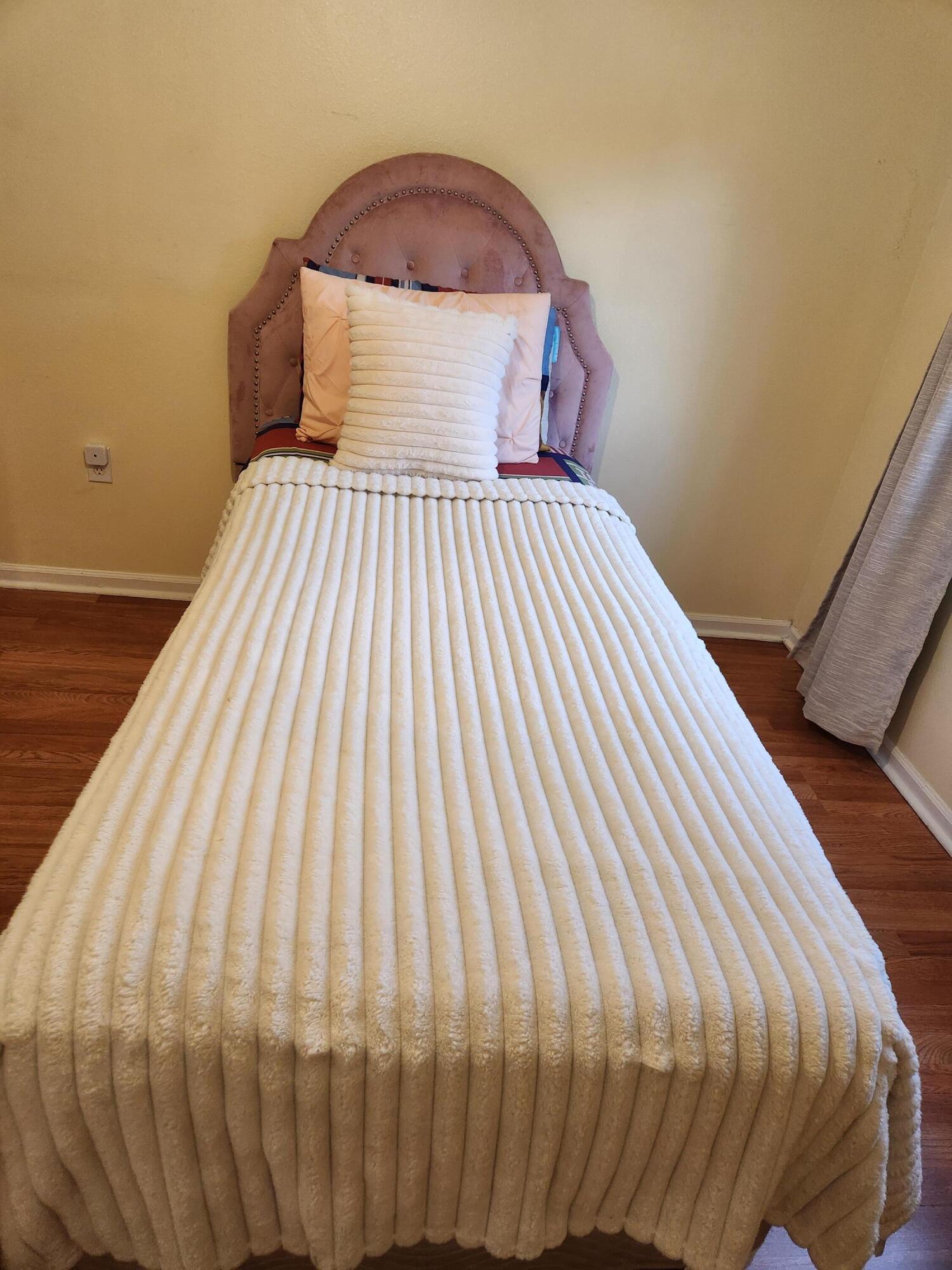 Welcome to this comfortable apartment  v nestled within a gated community. This is a 2 bedroom 2 bath apartment, perfect for the professional seeking a place to call home. Access to a fully furnished kitchen and apartment. This is close to I -95, Florida turnpike, Palm beach airport, shopping and entertainment. Hurry to see this as it won't last