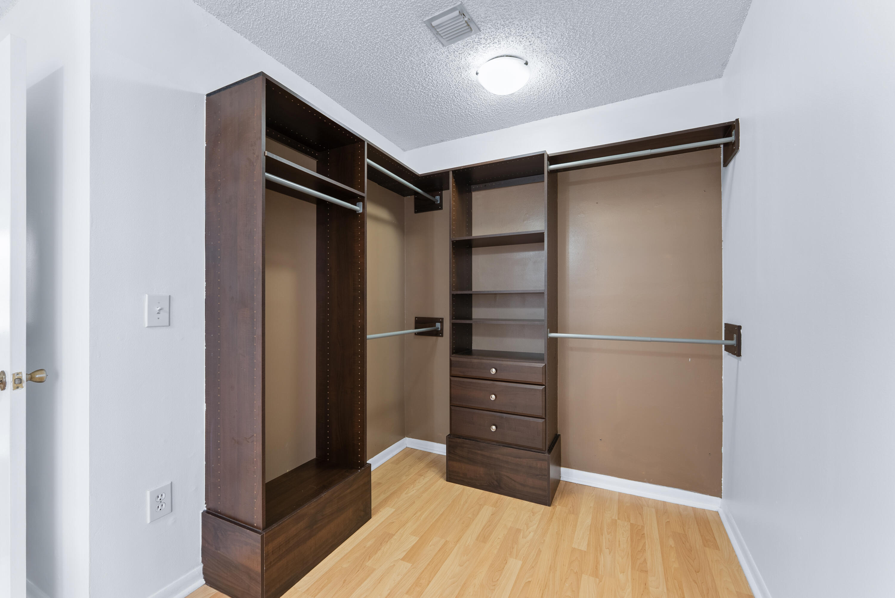 Towngate 156-11 B - Residential