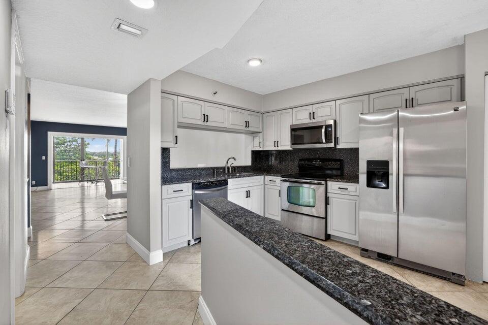 CYPRESS BEND CONDOMINIUM II - Residential Lease
