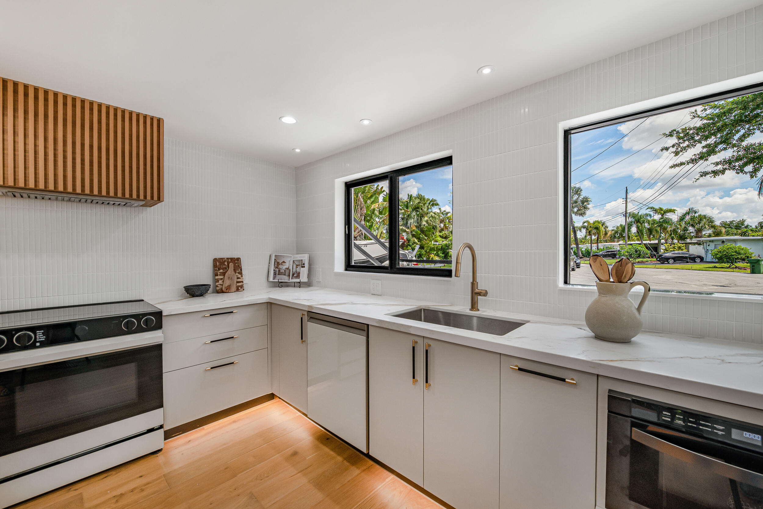 LAUDERDALE ISLES NO 2-BLK 10 - Residential Lease