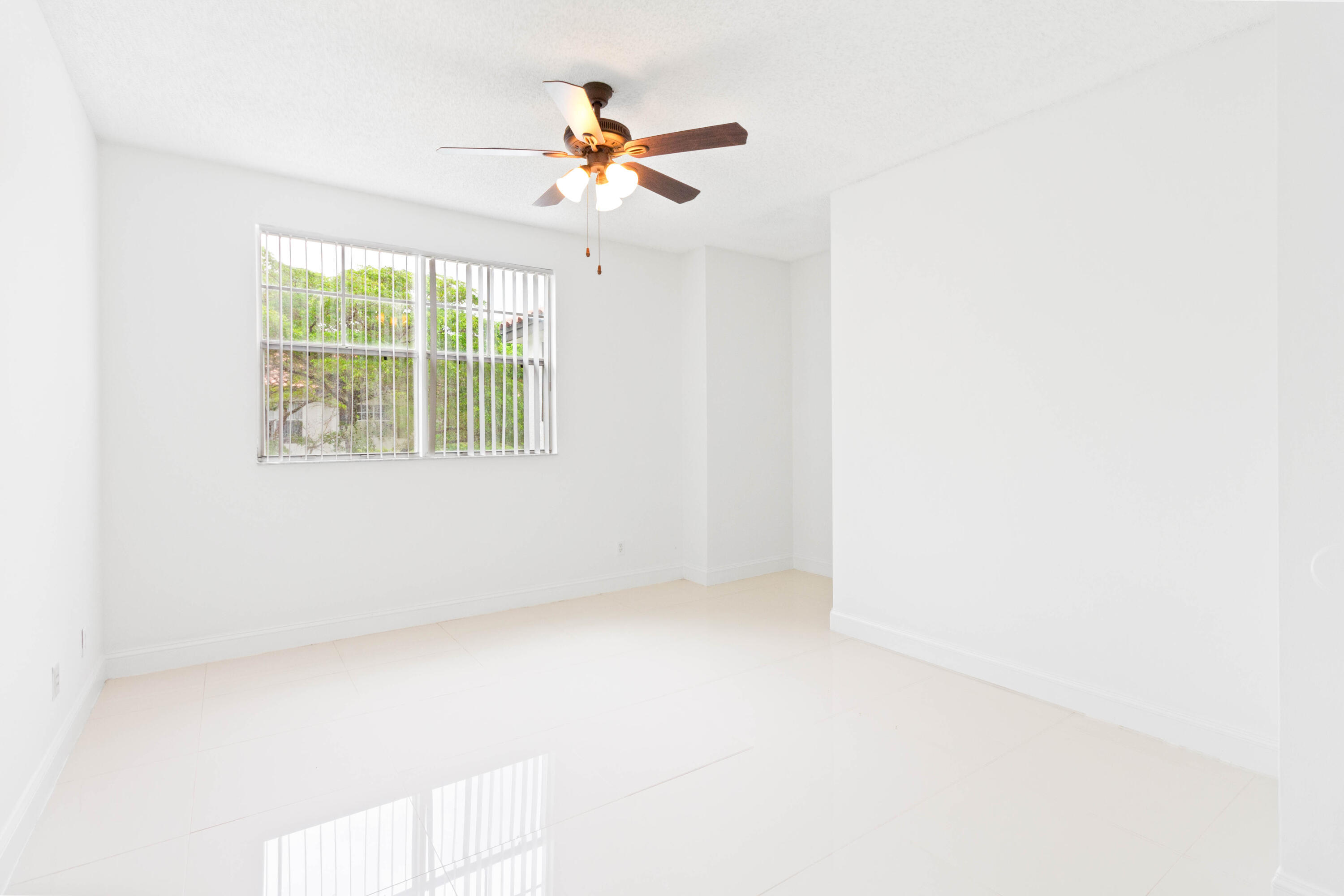 ESTADA OF LOS PASEOS - Residential Lease