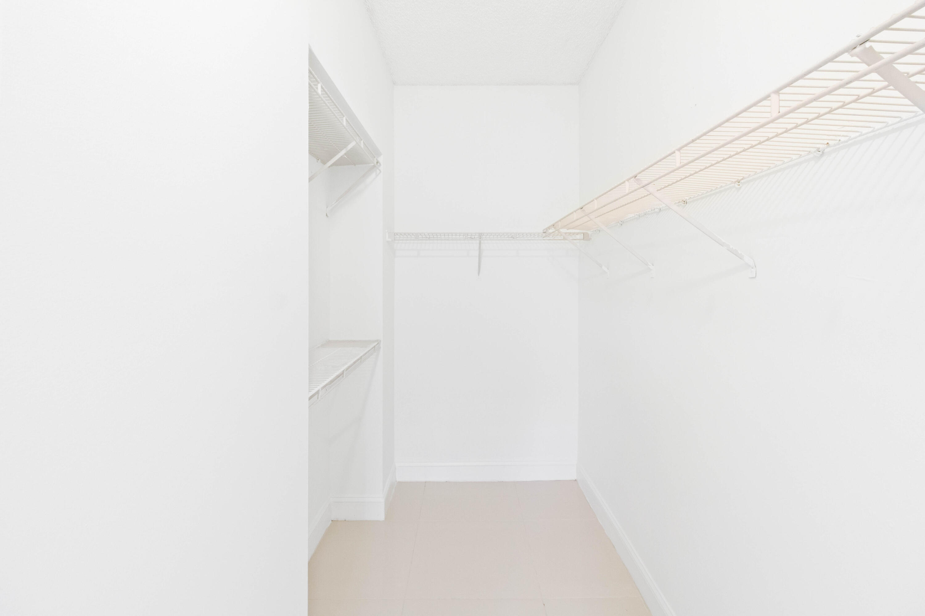 ESTADA OF LOS PASEOS - Residential Lease