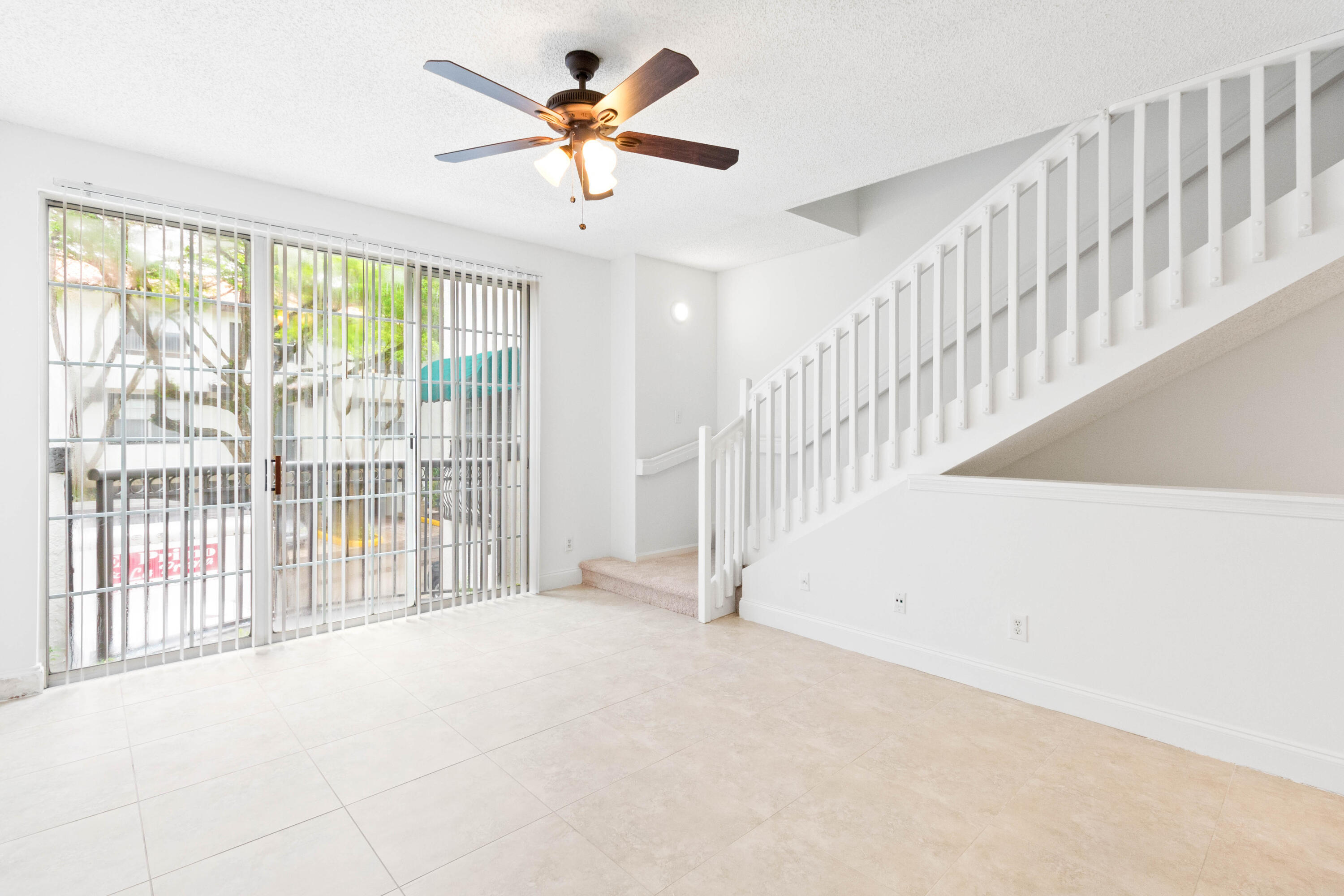 ESTADA OF LOS PASEOS - Residential Lease