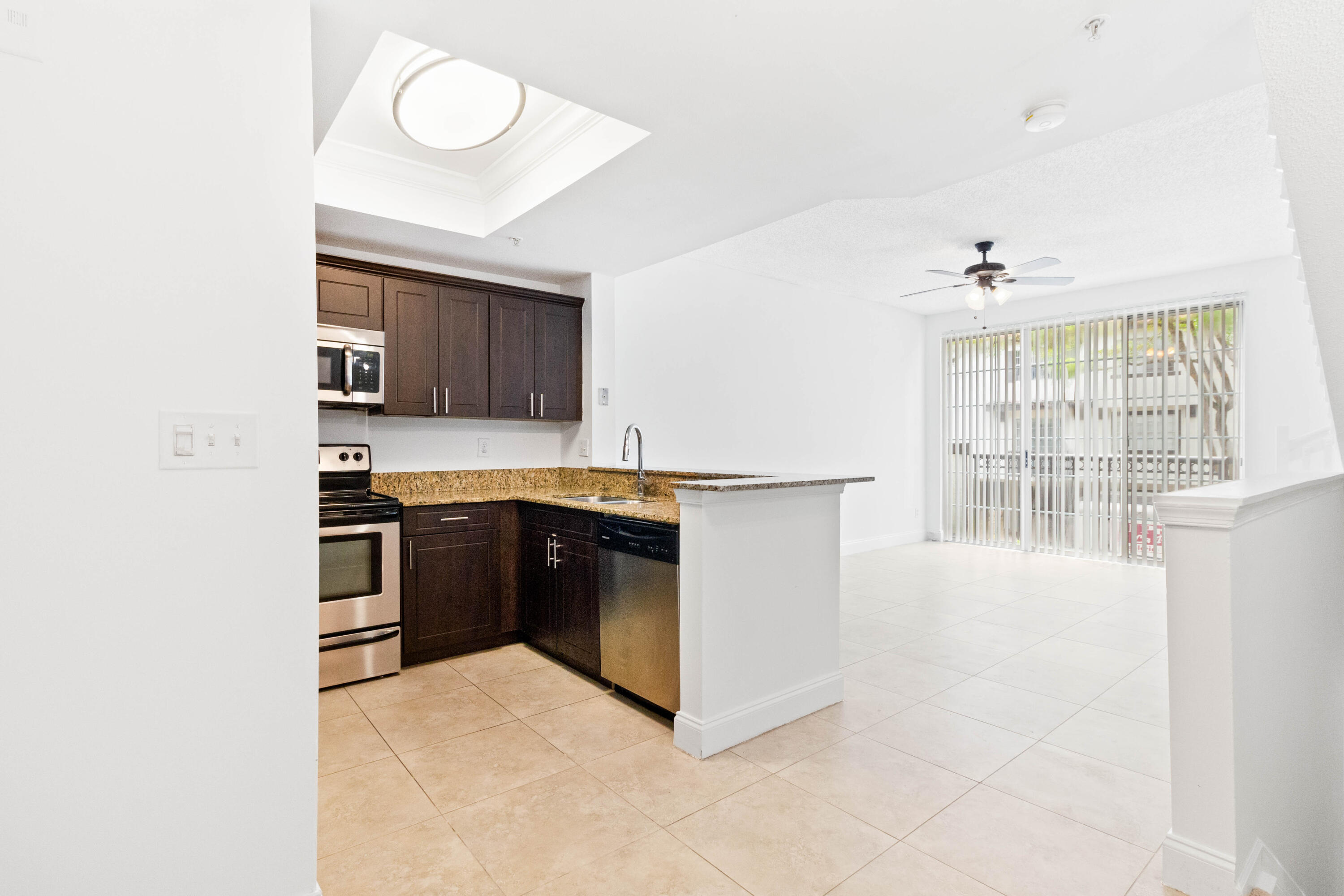 ESTADA OF LOS PASEOS - Residential Lease