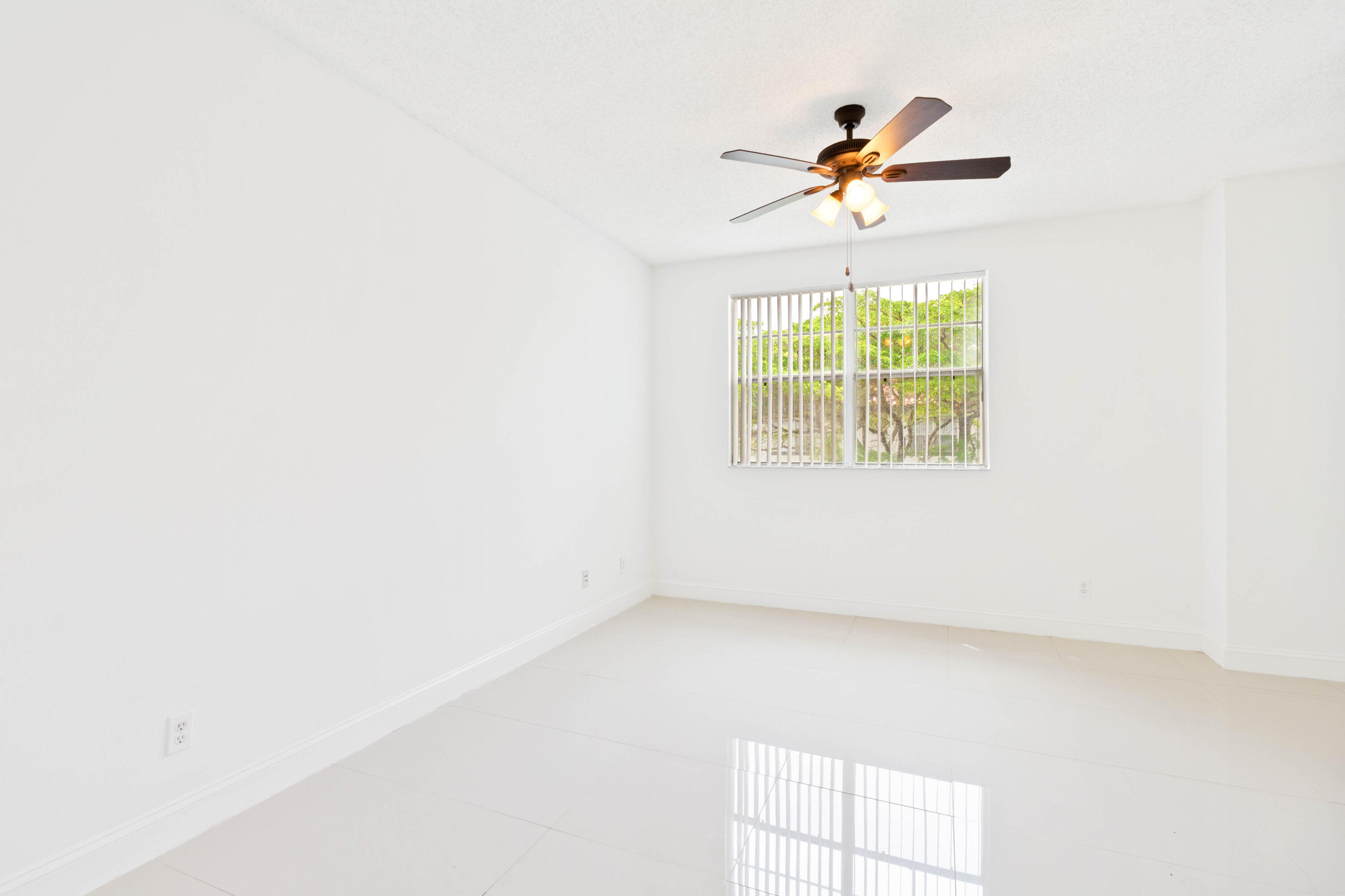 ESTADA OF LOS PASEOS - Residential Lease