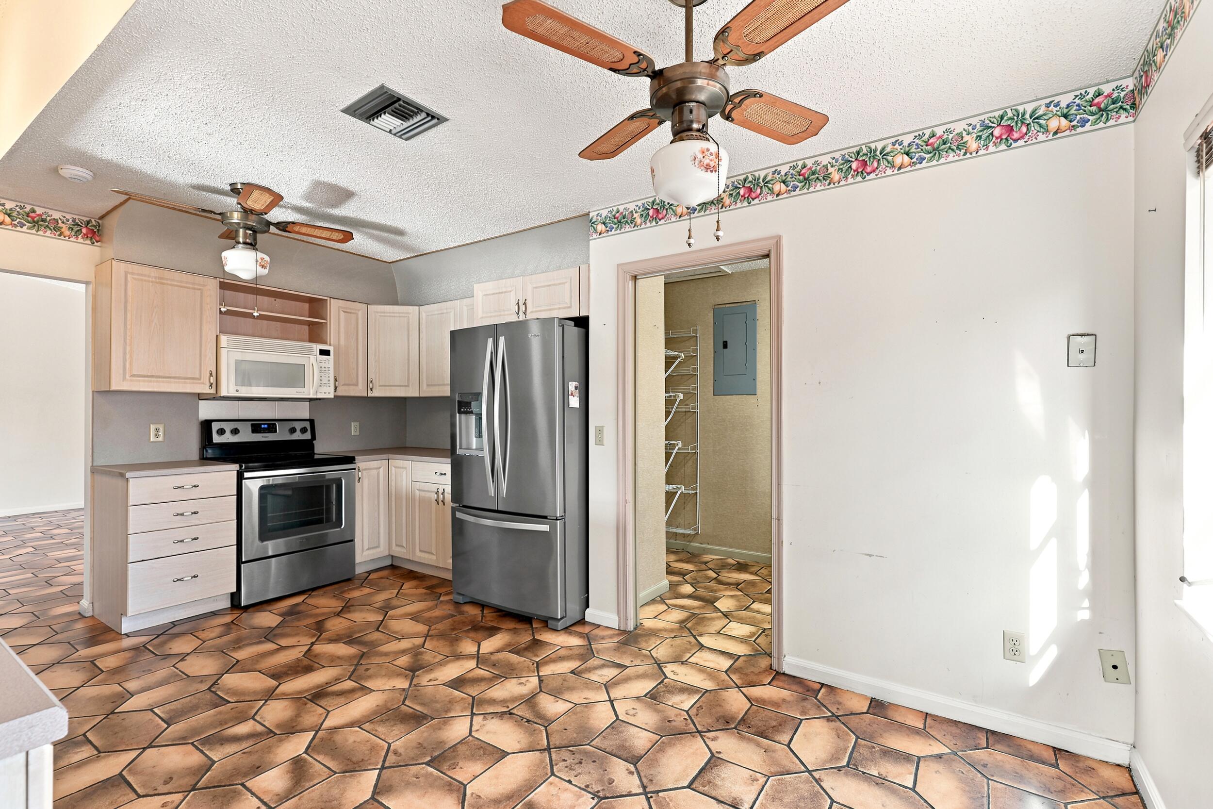 PALM BEACH NATL GOLF AND COUNTRY CLUB ESTATES 3A - Residential