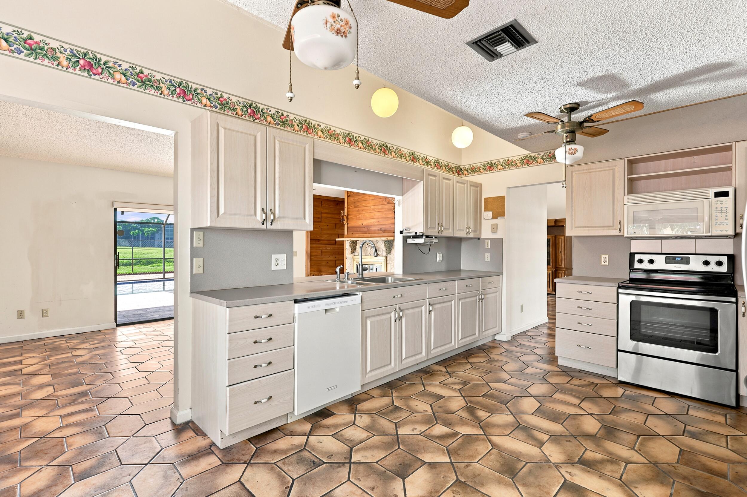 PALM BEACH NATL GOLF AND COUNTRY CLUB ESTATES 3A - Residential