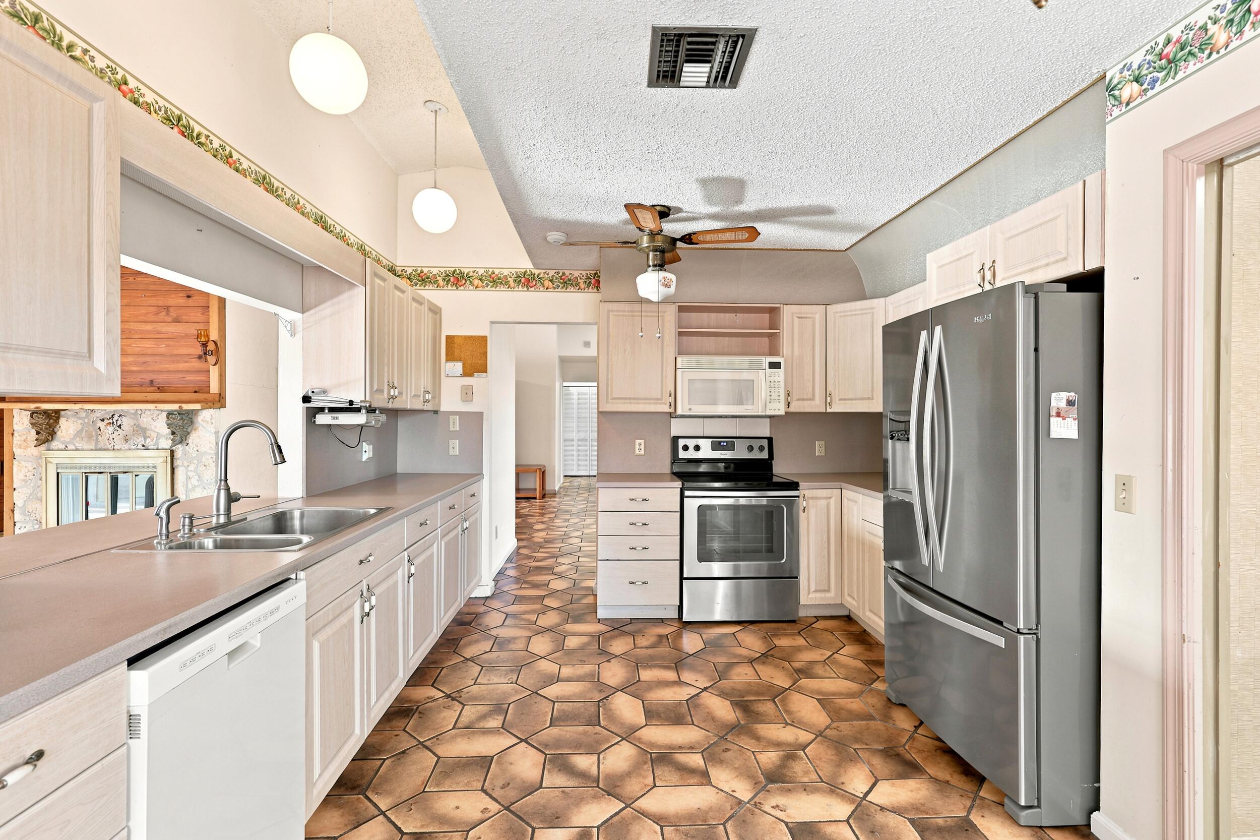PALM BEACH NATL GOLF AND COUNTRY CLUB ESTATES 3A - Residential