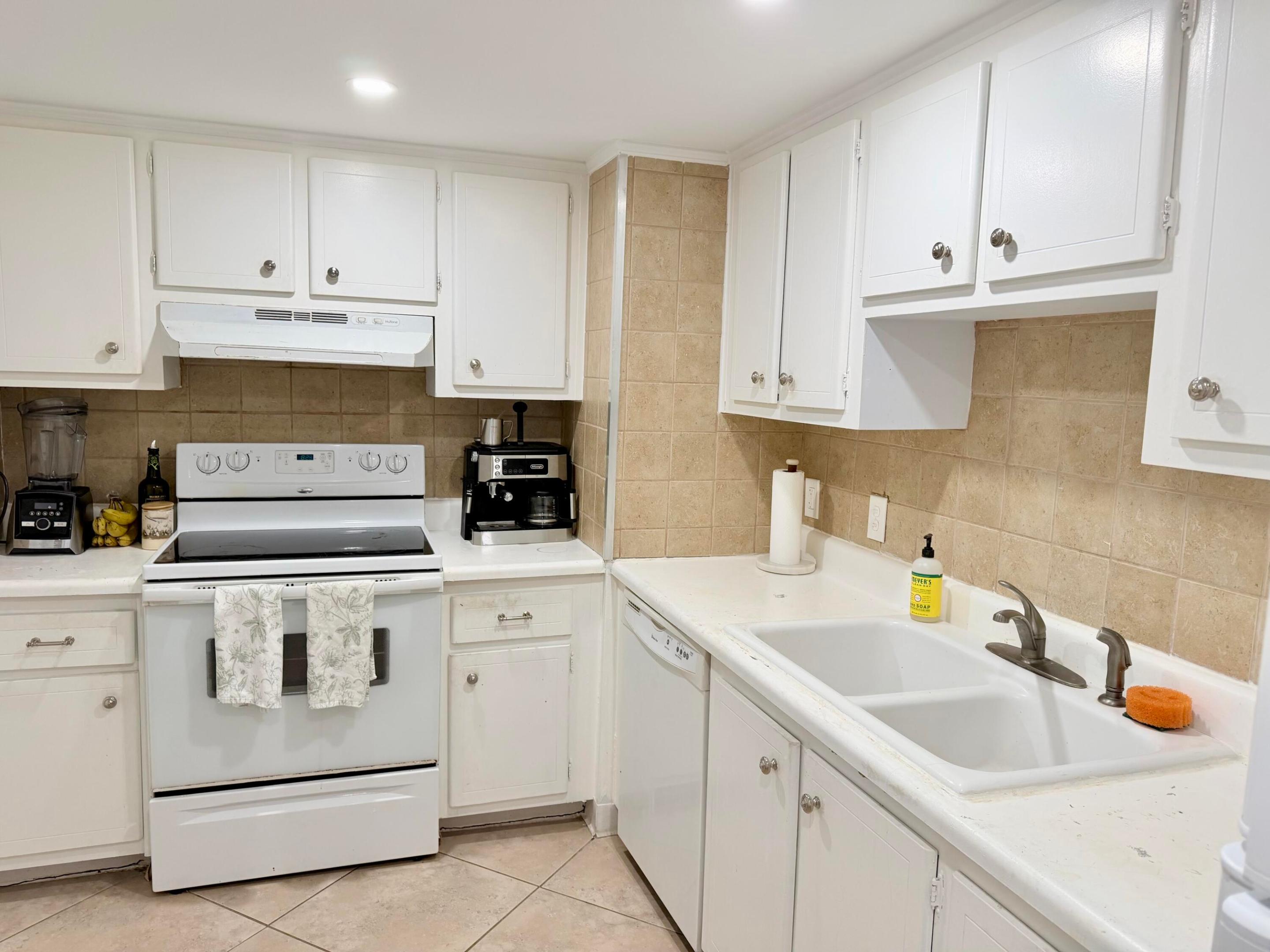 PALM BEACH HOUSE CONDO - Residential Lease