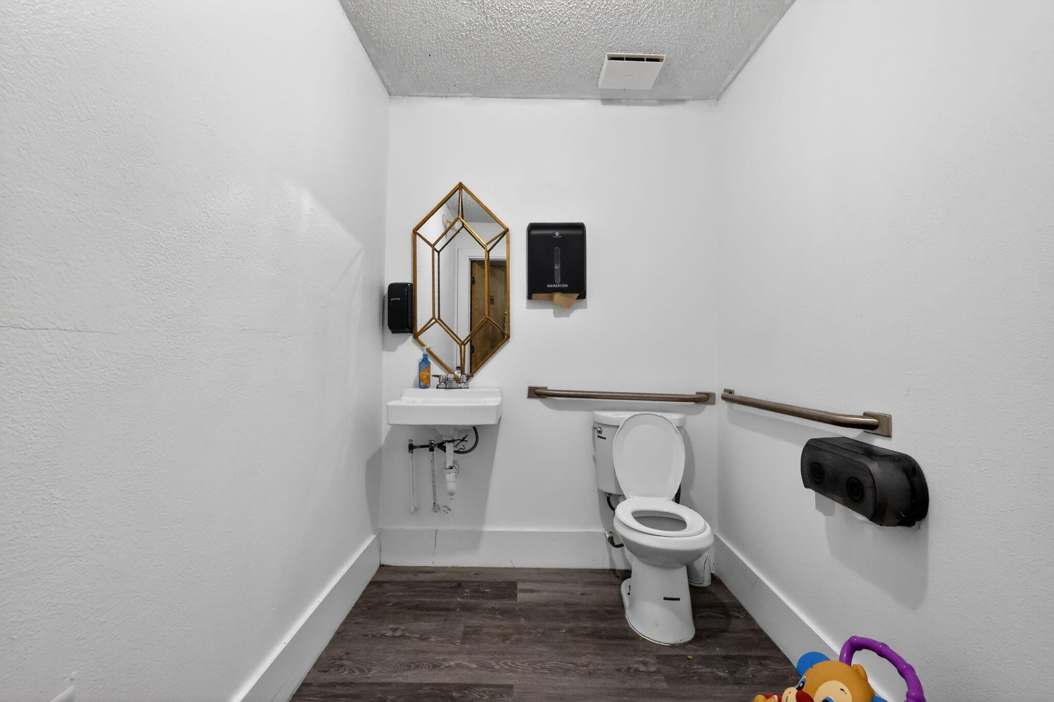 Main image without alt text