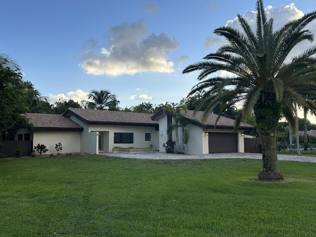 Beautiful property located in the heart of Plantation acres 1 acre premium lot on a dead end Street cul-de-sac, recently renovated Marble floor through the entire house, brand new appliances, exotic landscaping, very quiet street