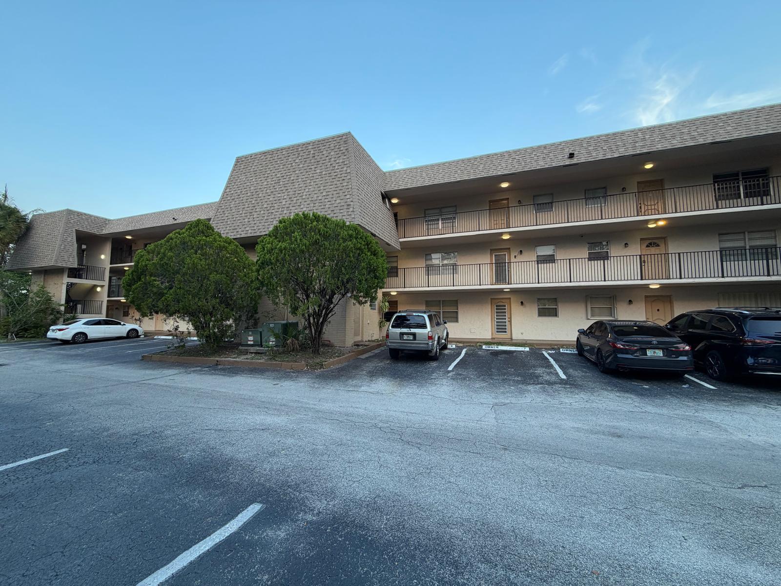 APPLEGREEN CONDO APTS 4 - Residential