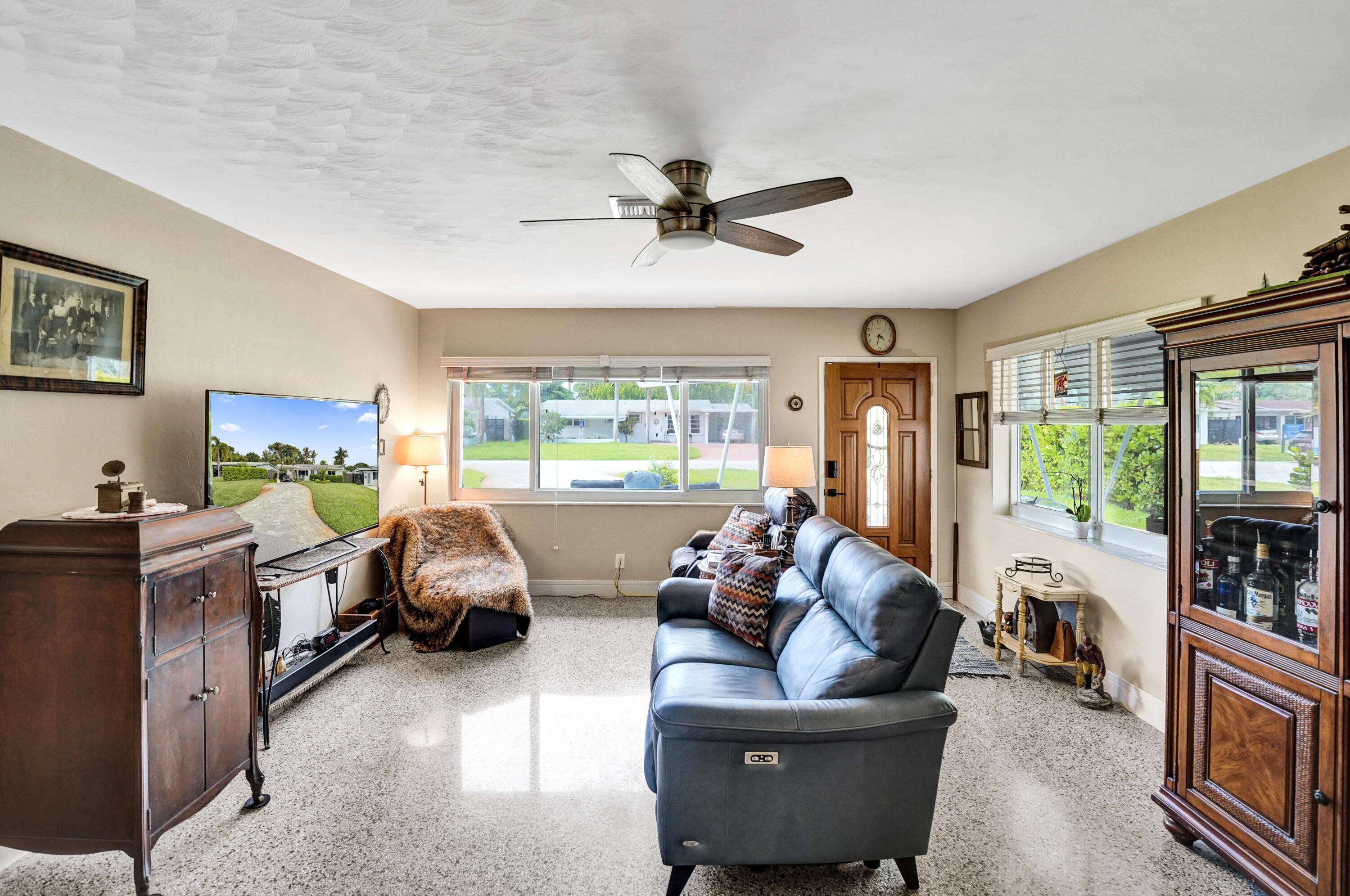 TROPICAL MANORS - Residential