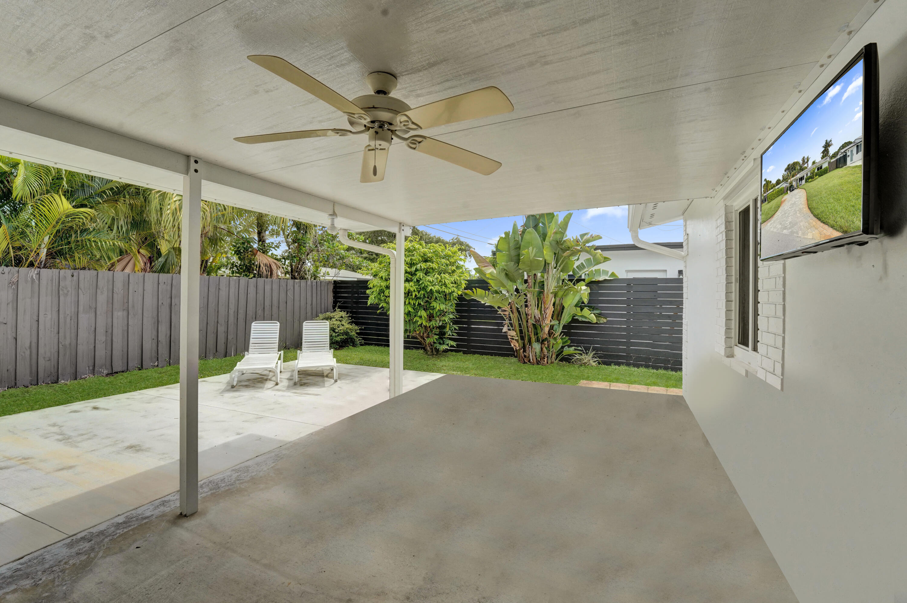 TROPICAL MANORS - Residential