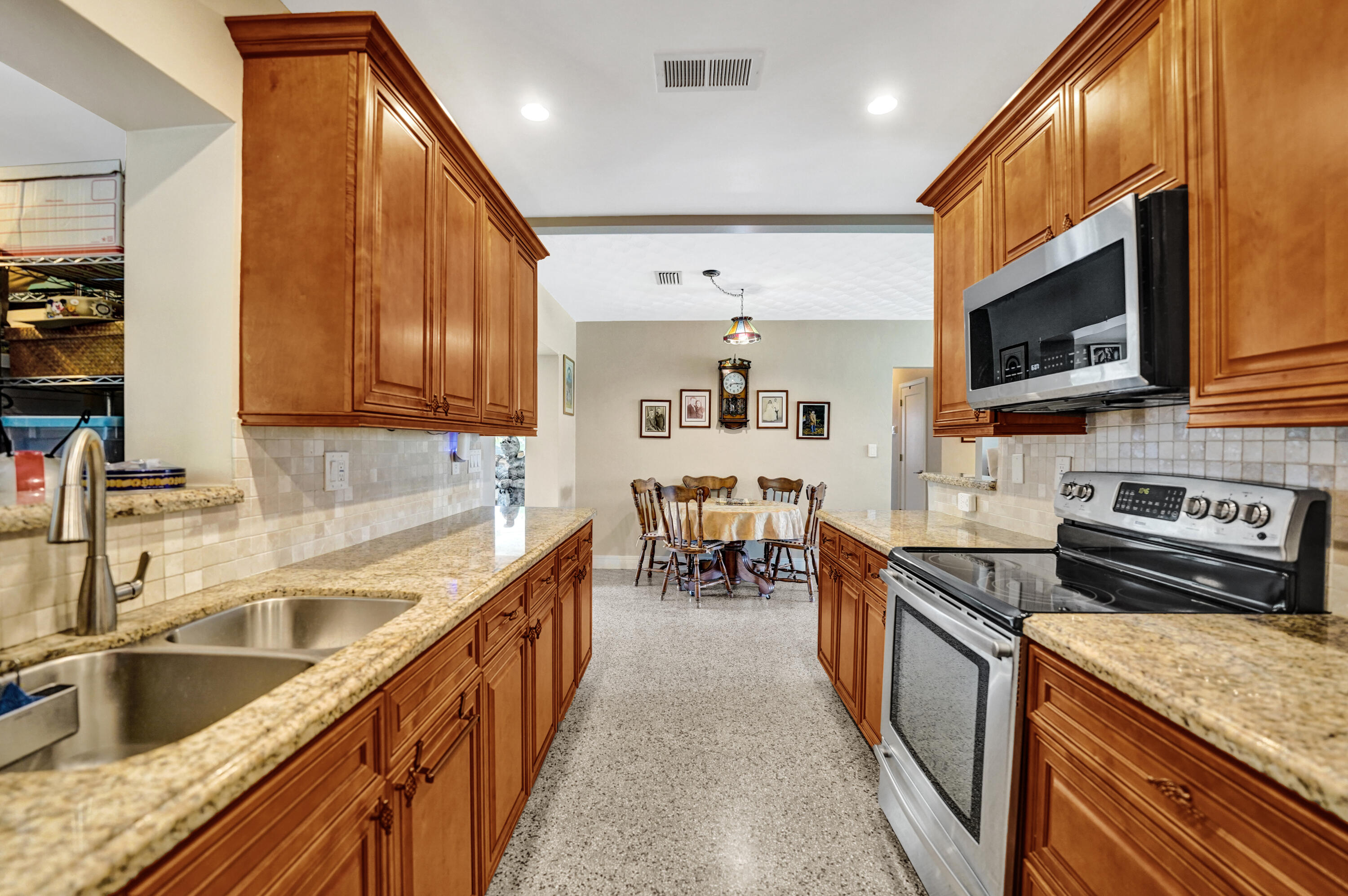 TROPICAL MANORS - Residential
