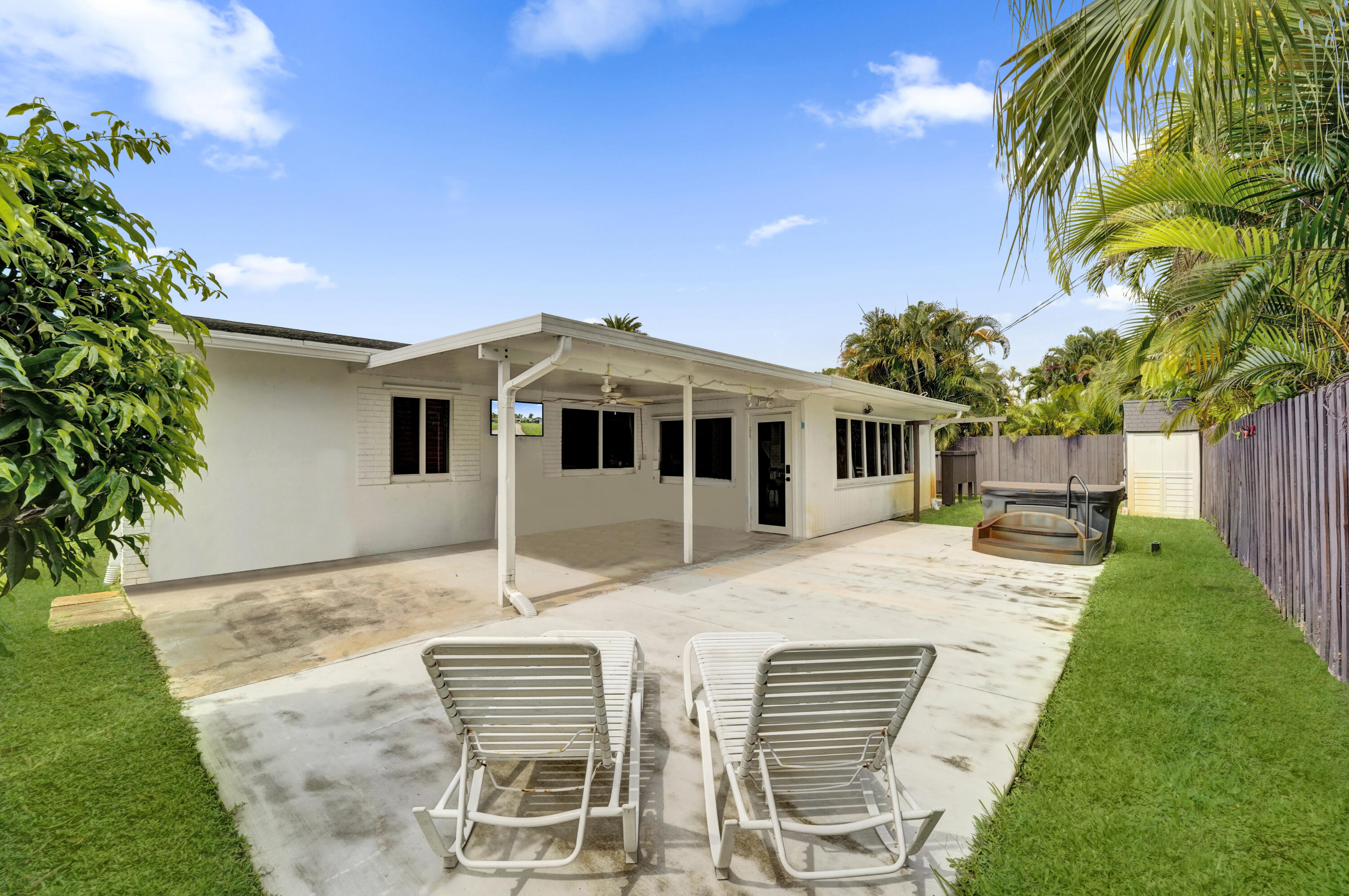 TROPICAL MANORS - Residential