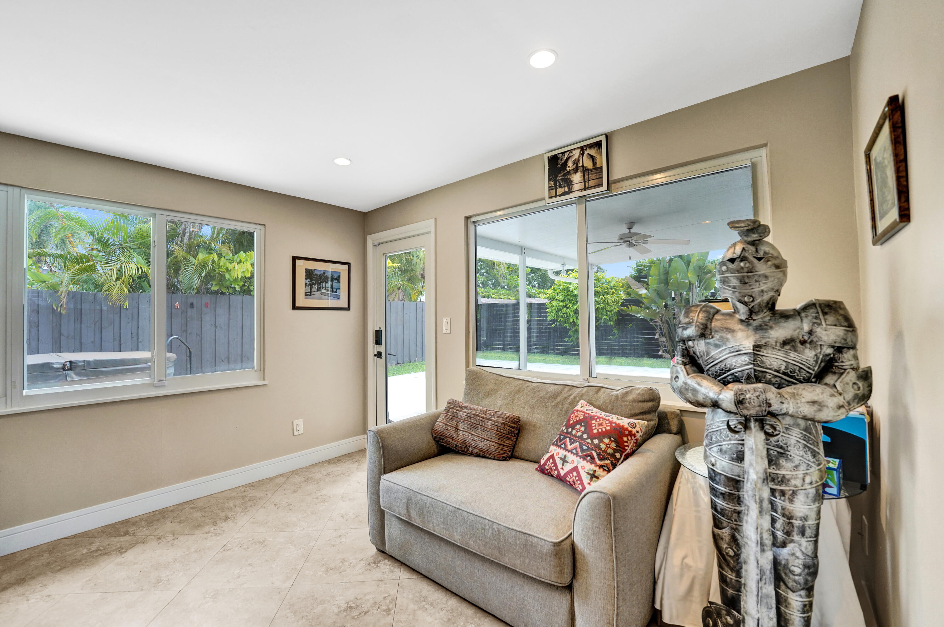 TROPICAL MANORS - Residential