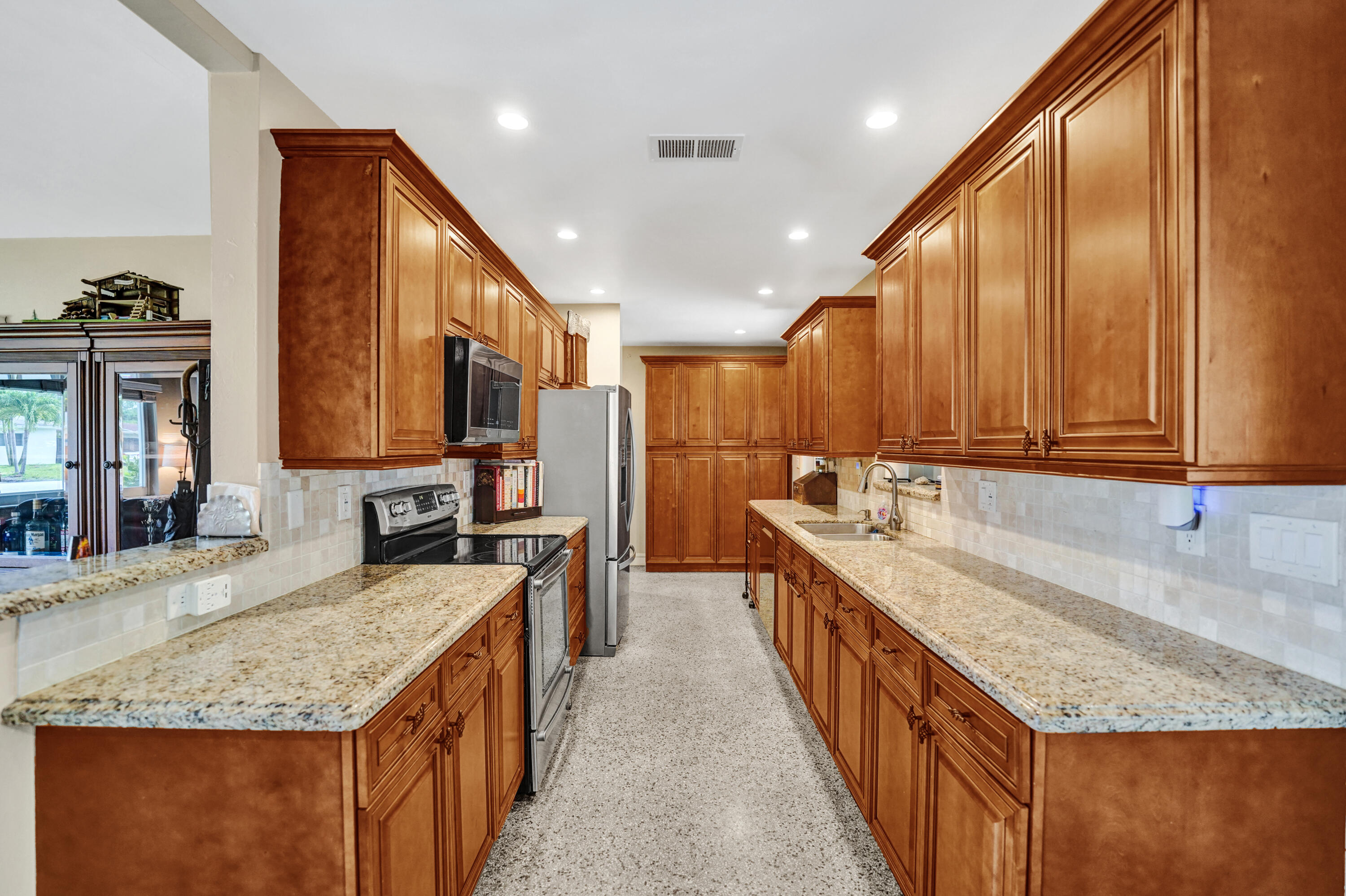 TROPICAL MANORS - Residential