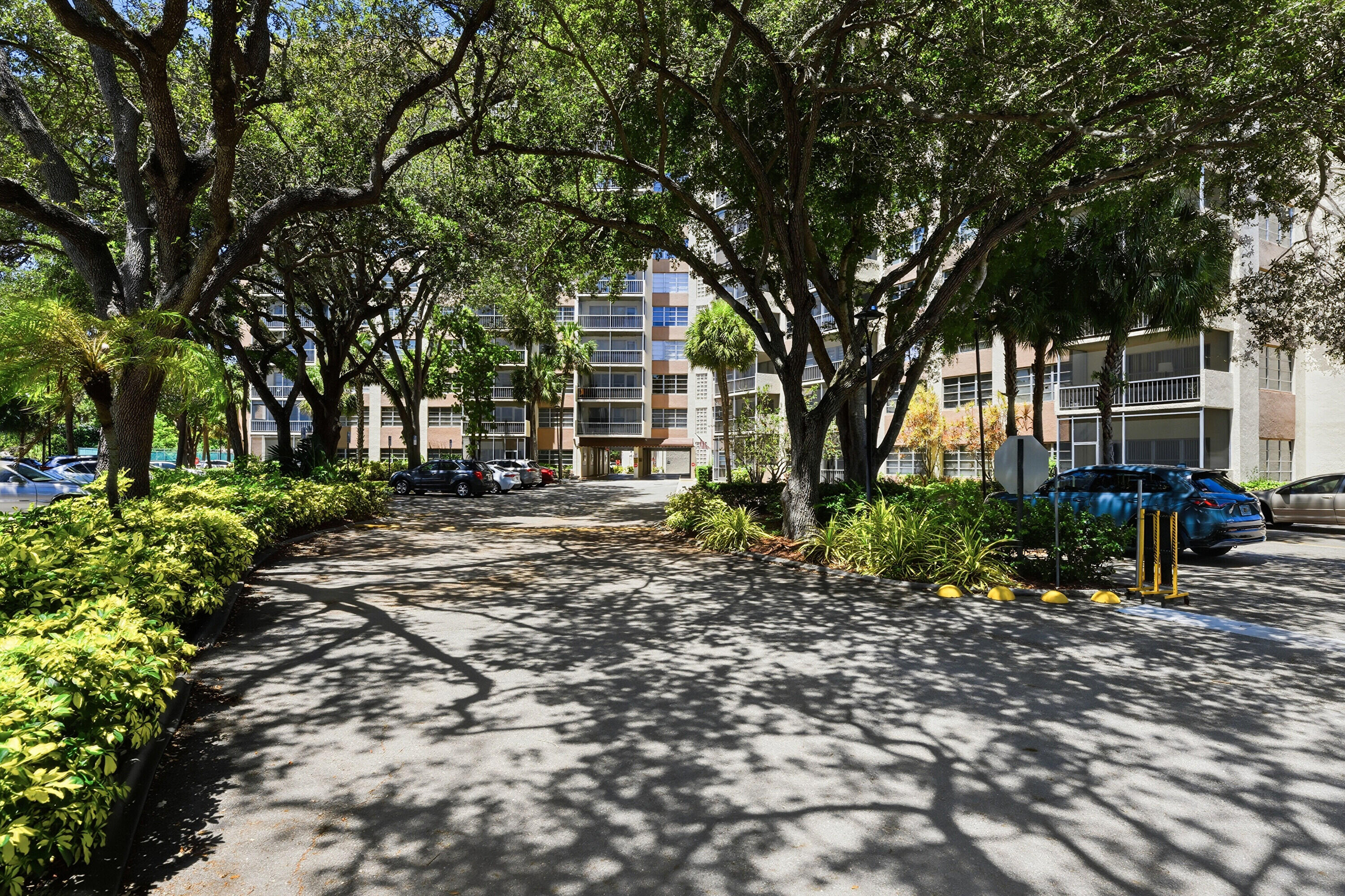 COUNTRY CLUB TOWER OF CORAL - Residential