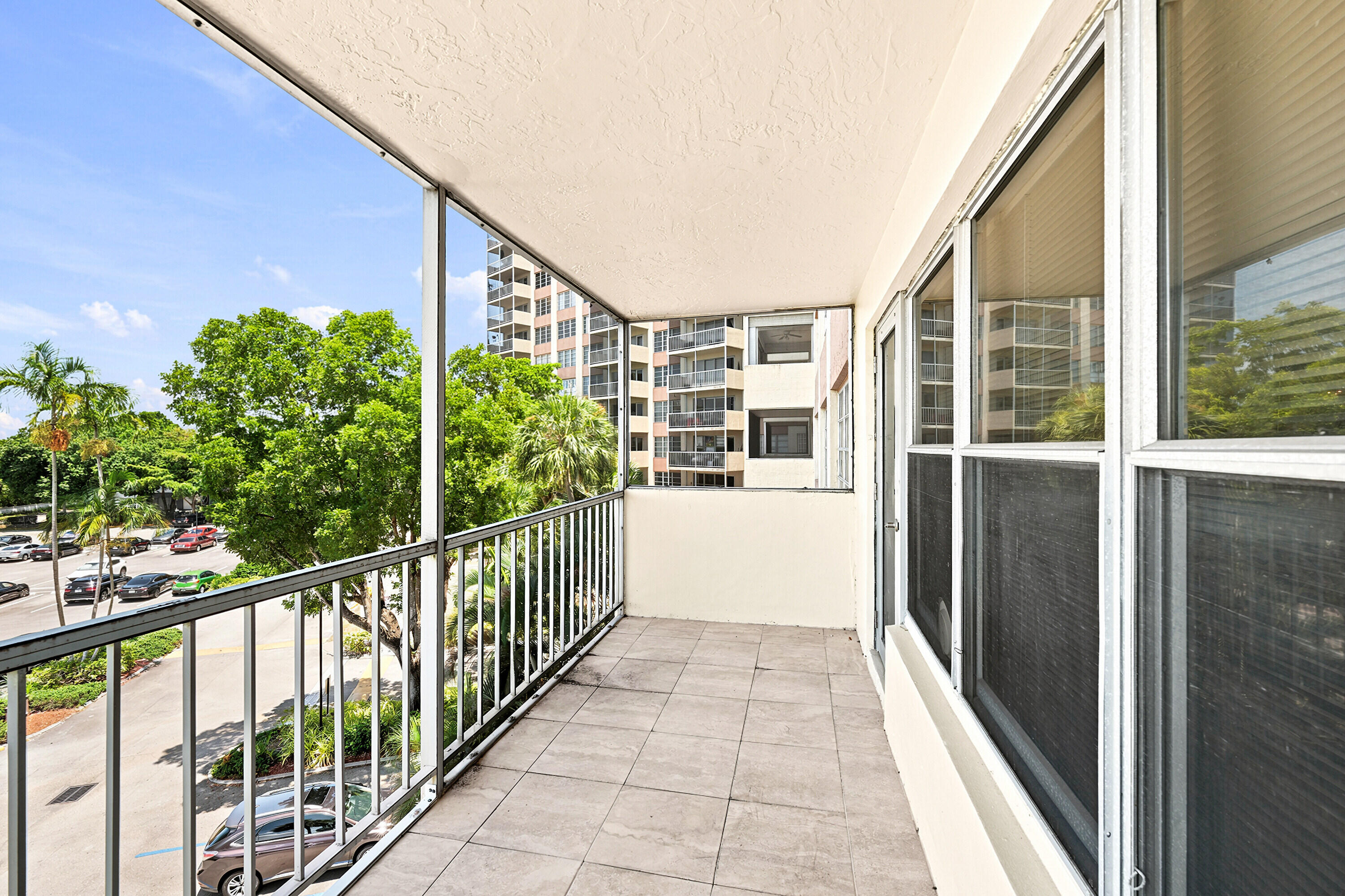 COUNTRY CLUB TOWER OF CORAL - Residential