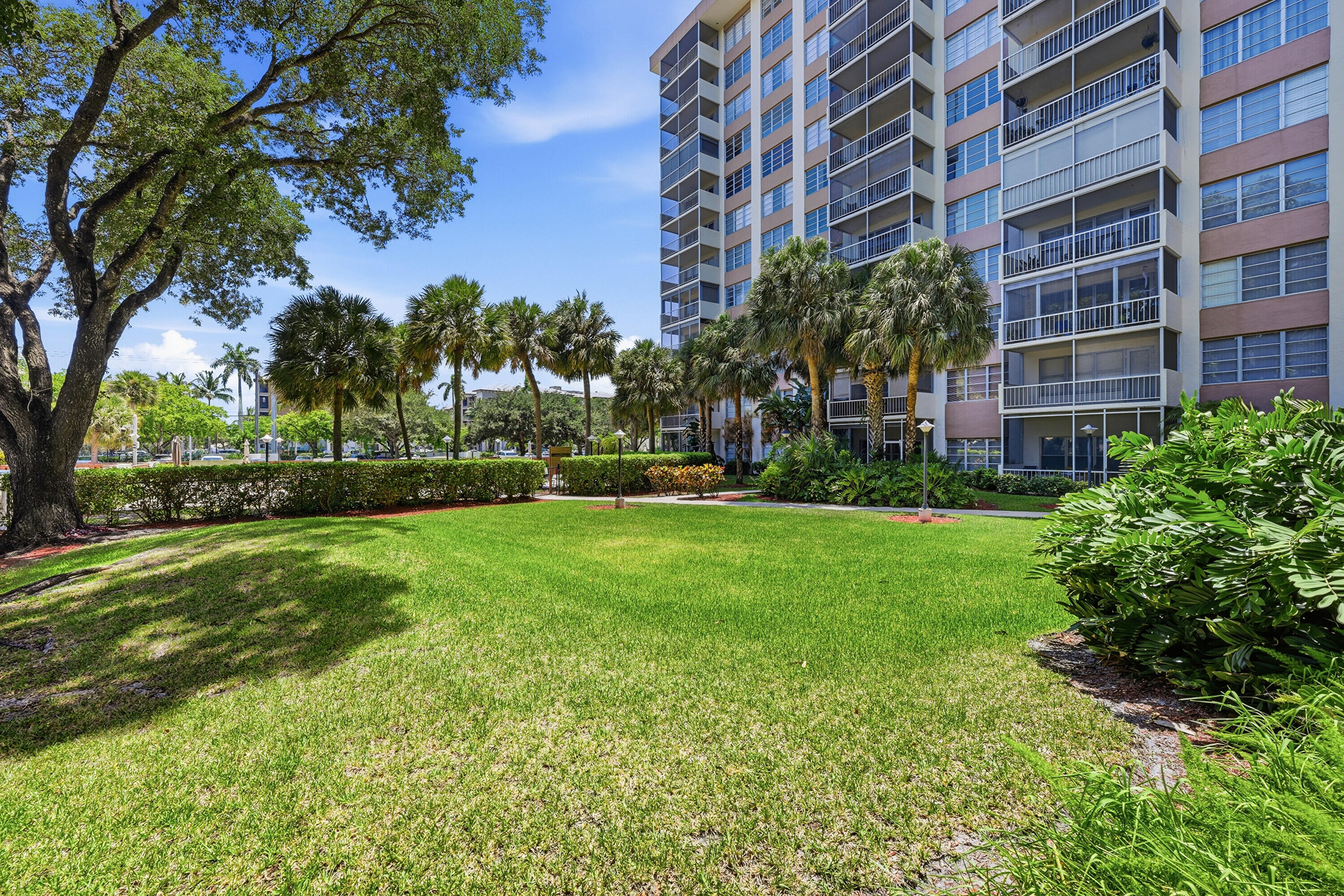 COUNTRY CLUB TOWER OF CORAL - Residential