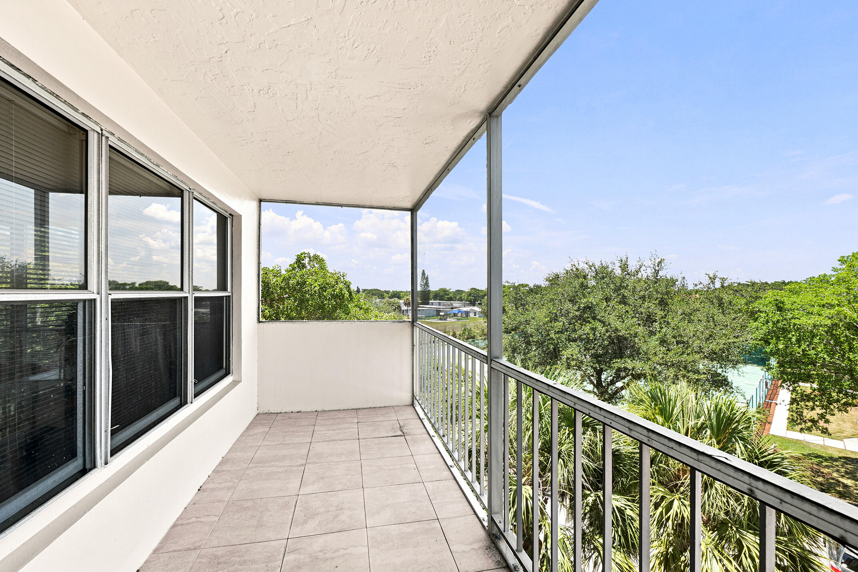 COUNTRY CLUB TOWER OF CORAL - Residential