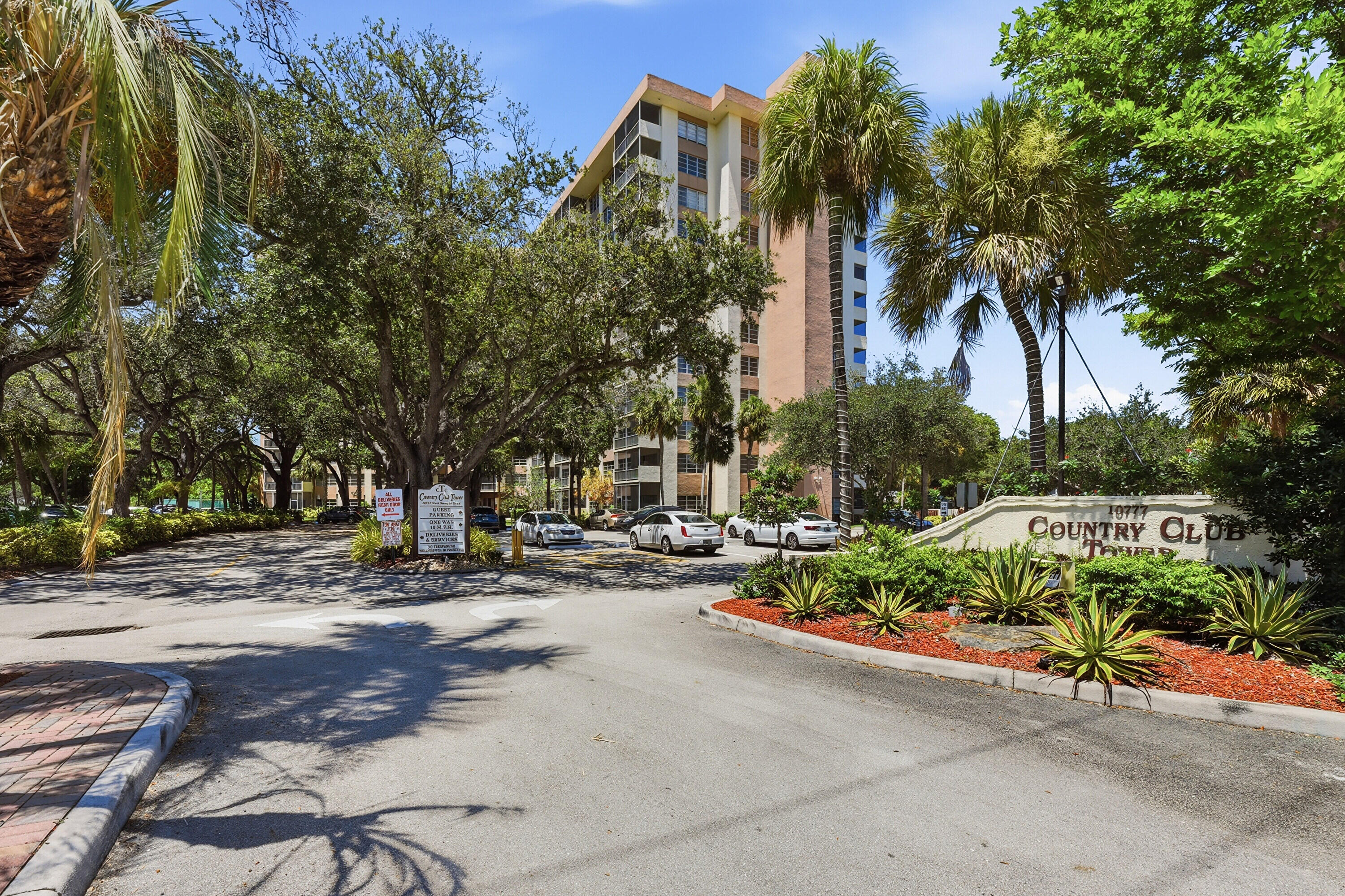 COUNTRY CLUB TOWER OF CORAL - Residential