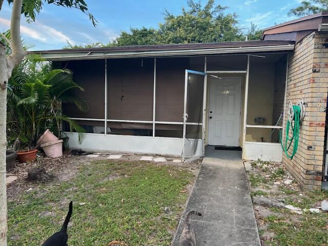 Where else in Palm Beach County can you find a 2 bedroom, 1 bath villa style condo for under $150K! This quaint property is ready for a new owner. Laminate floors and CBS construction! Make your appointment today!