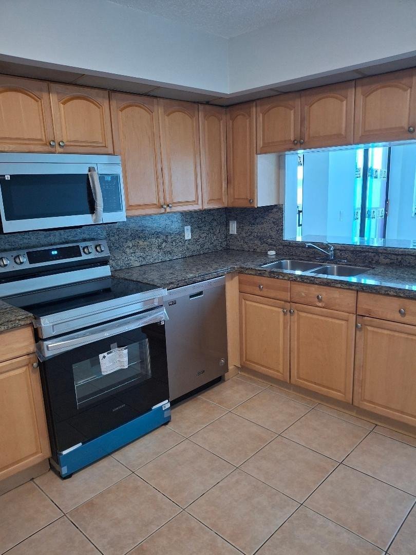 LAKE EMERALD CONDOMINIUM NO - Residential Lease