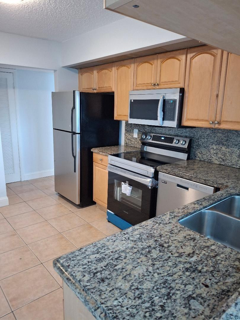 LAKE EMERALD CONDOMINIUM NO - Residential Lease