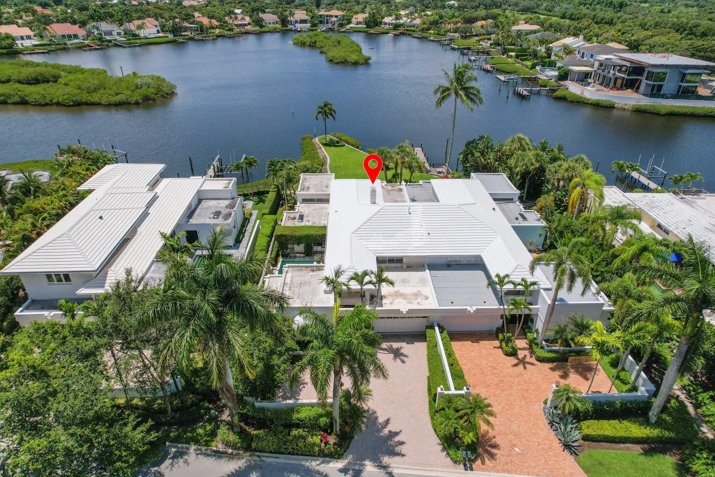 Beautiful southern exposure location with incredible expansive water view. 3 bedroom 4.1 bath courtyard villa includes 1 bedroom, 1 bath guest house. Exceptional opportunity to create your waterfront dream home in Admirals Cove. Required golf membership purchase conveys all the first class amenities of Admirals Cove including two spectacular clubhouses, 45 holes of golf, 5 restaurants, 58 slip marina with floating docks, Yacht Club, 9 har tru tennis courts, 12 pickleball courts, state of the art fitness and wellness center with Technogym machines, 21,000 sq ft spa & salon, 30 room Waterside Private Boutique Hotel for members and their guests, brand new Golf Learning Center, Covesters kids club, dog park and Platinum service.