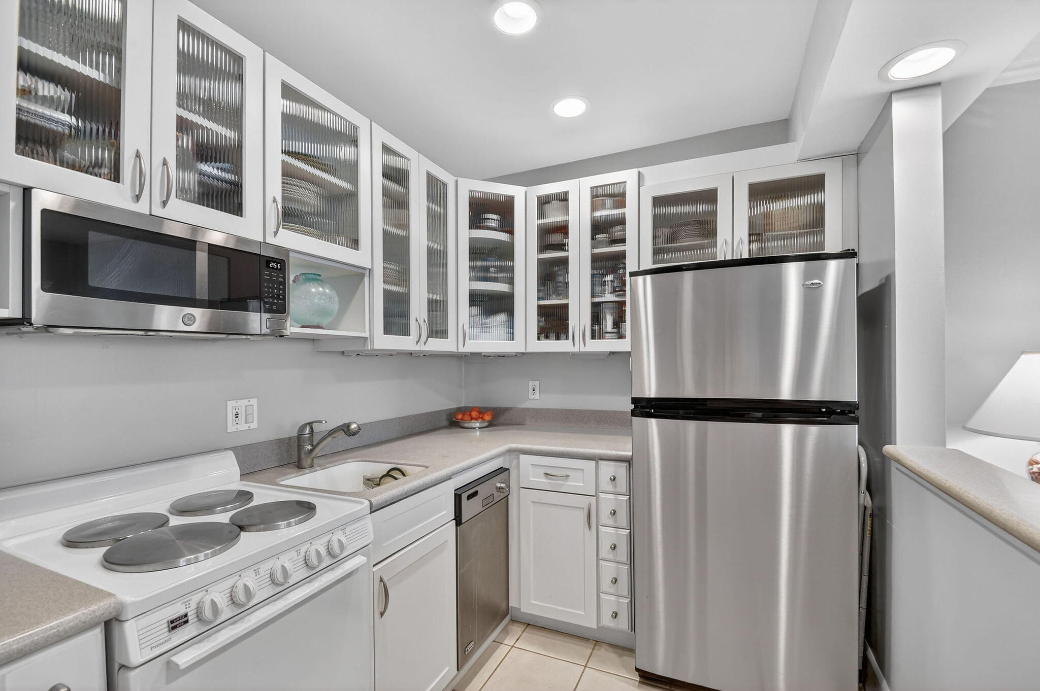 COLONIAL RIDGE CORP - Residential Lease