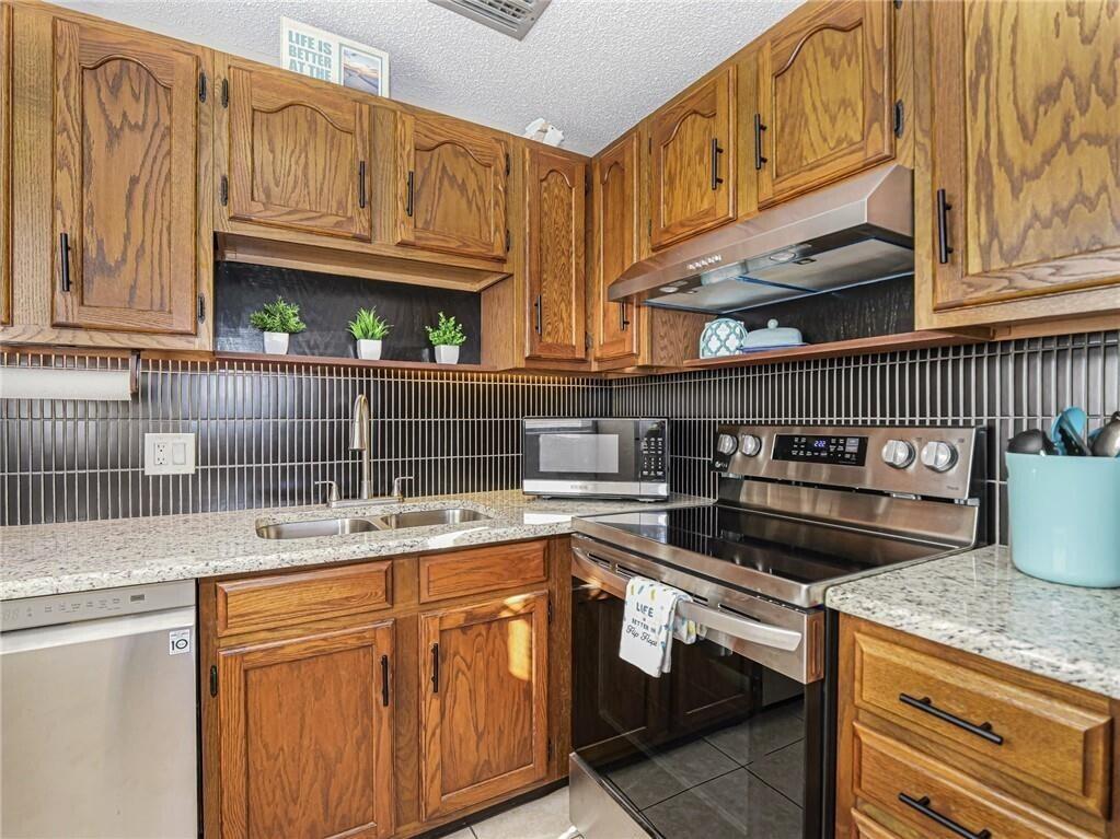 VISTA GARDENS - Residential Lease