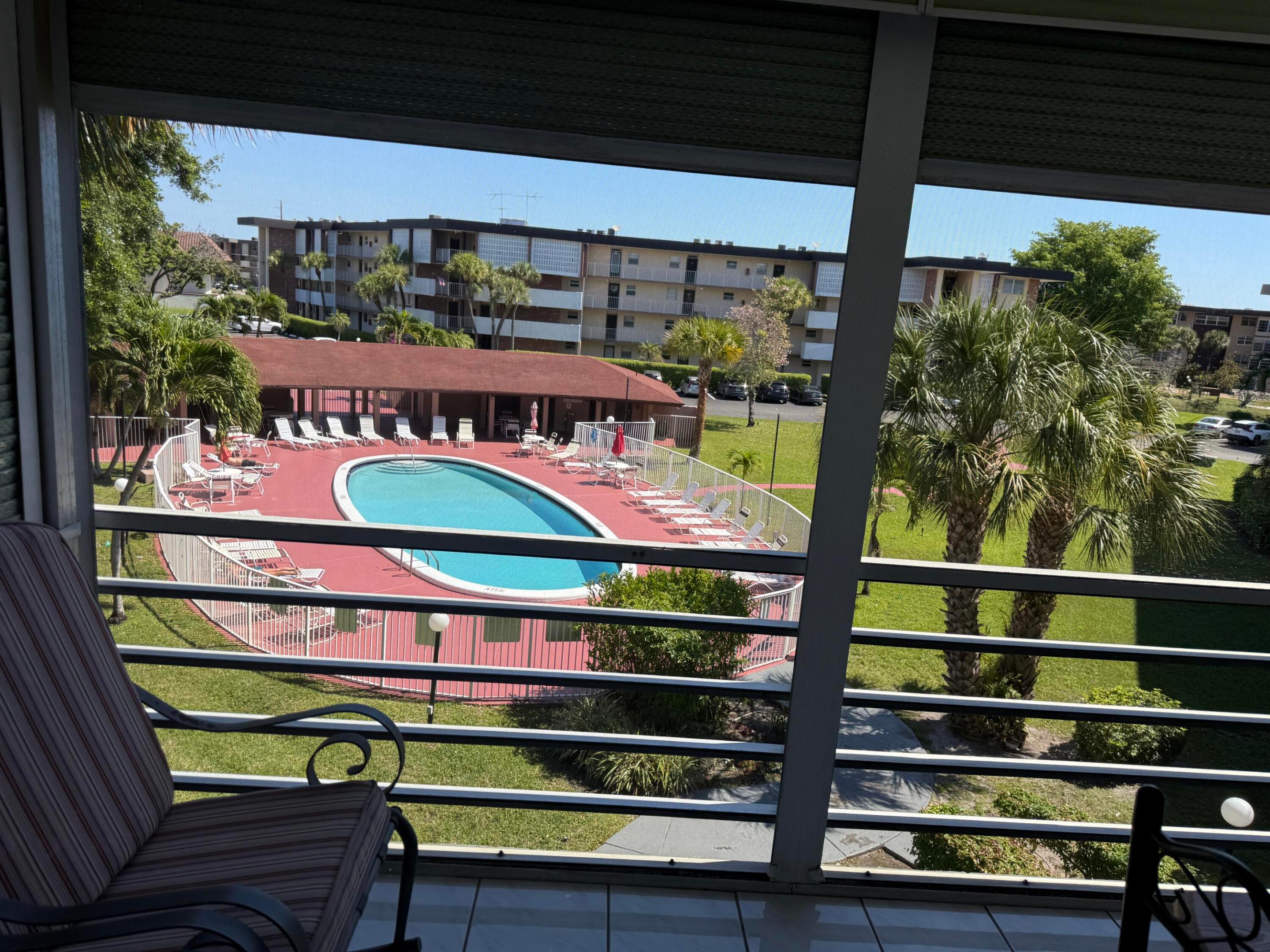 Beautiful condo 1 bedroom, 1 bathroom in the community of Lauderdale Oaks. Moving ready, very clean, come all furnish turnkey. Tiles throughout, remodel bathroom, Enjoy the view of the pool. internet included in the HOA. Building in excellent condition, 50 years certification, roof 5 years. Amenities are: Heated pool, shuffleboard, Petanque, pickle ball, exercise and billiard room. Good location close to main road, airport, hospital, about 20 min to the beach. 55+