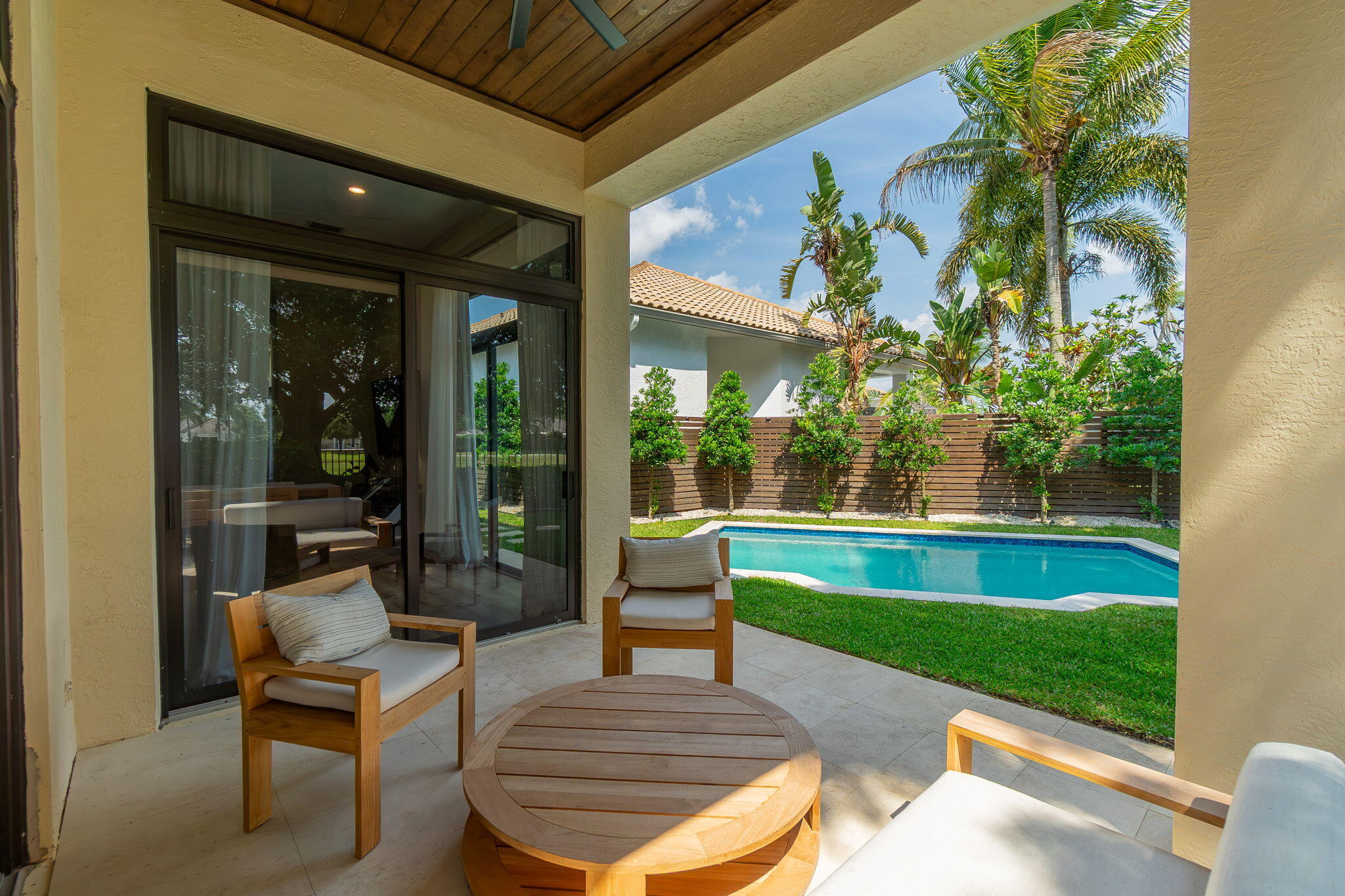 EAGLES LANDING OF P B POLO AND COUNTRY CLUB - Residential Lease