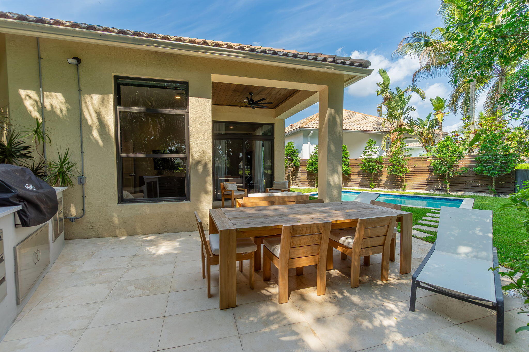 EAGLES LANDING OF P B POLO AND COUNTRY CLUB - Residential Lease