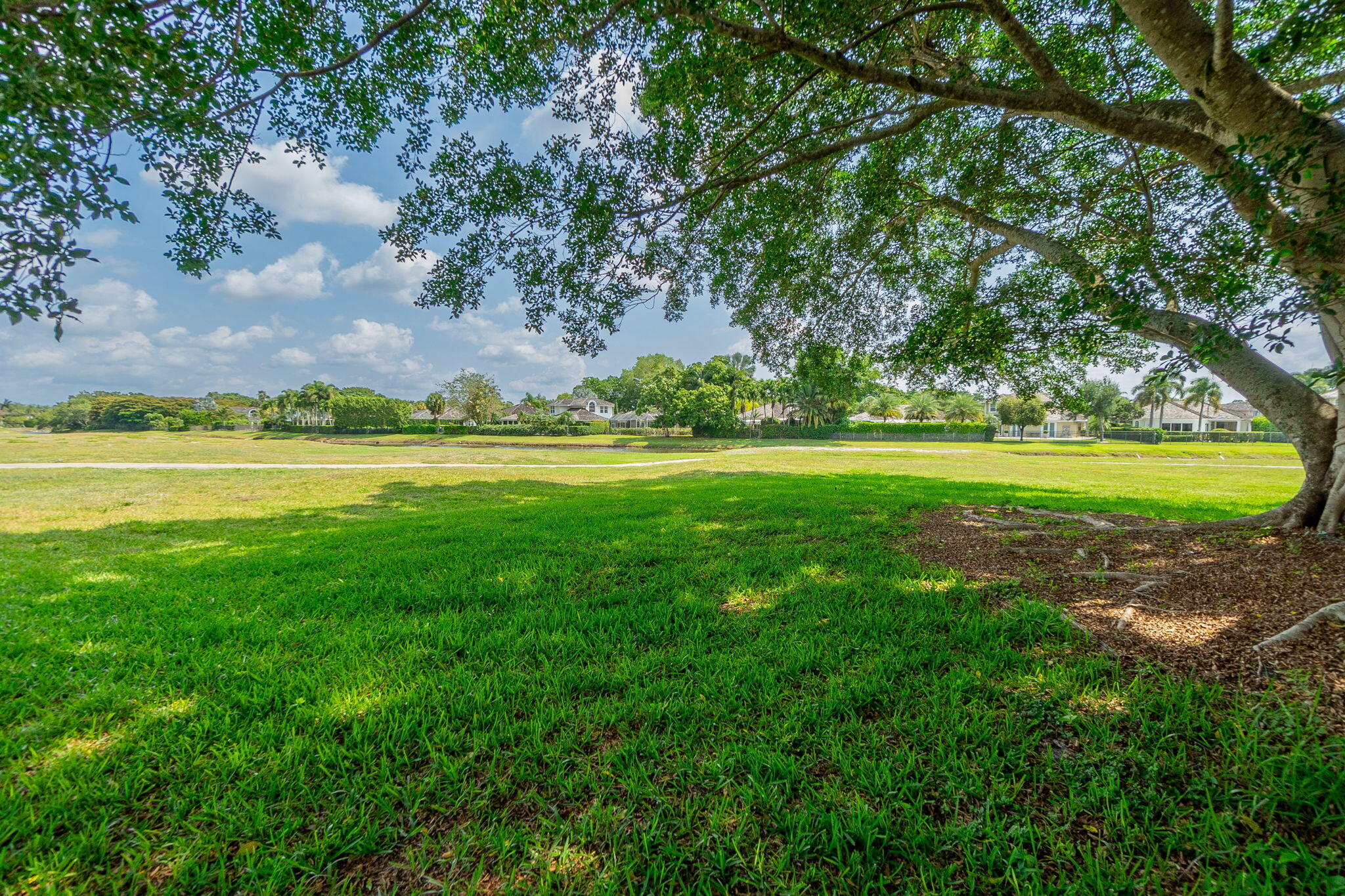 EAGLES LANDING OF P B POLO AND COUNTRY CLUB - Residential Lease